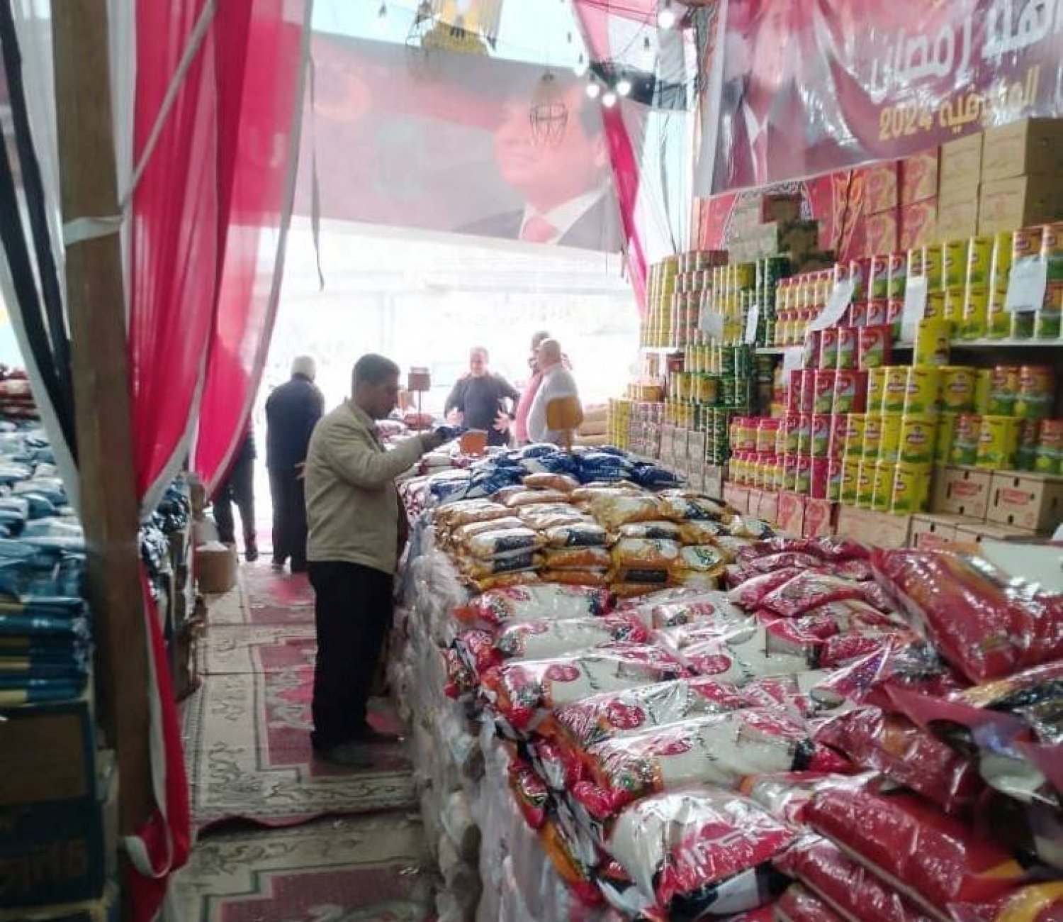 أحد منافذ «أهلاً رمضان» الحكومية لبيع السلع المخفضة بمحافظة المنوفية (الشرق الأوسط)