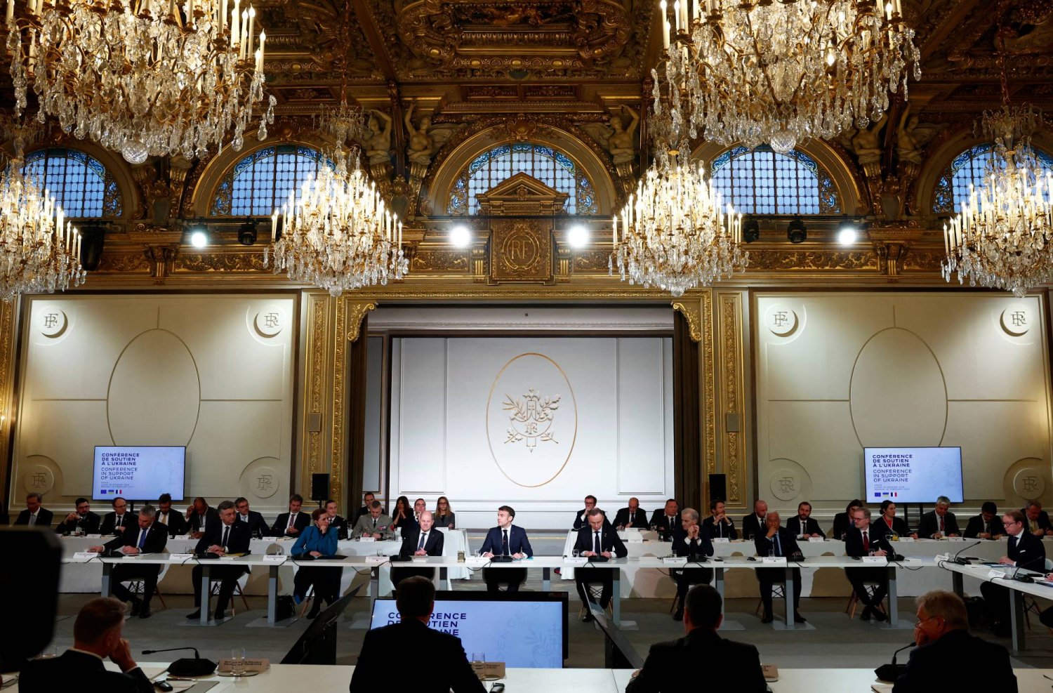 الرئيس الفرنسي إيمانويل ماكرون خلال افتتاحه الاجتماع في باريس أمس (رويترز)