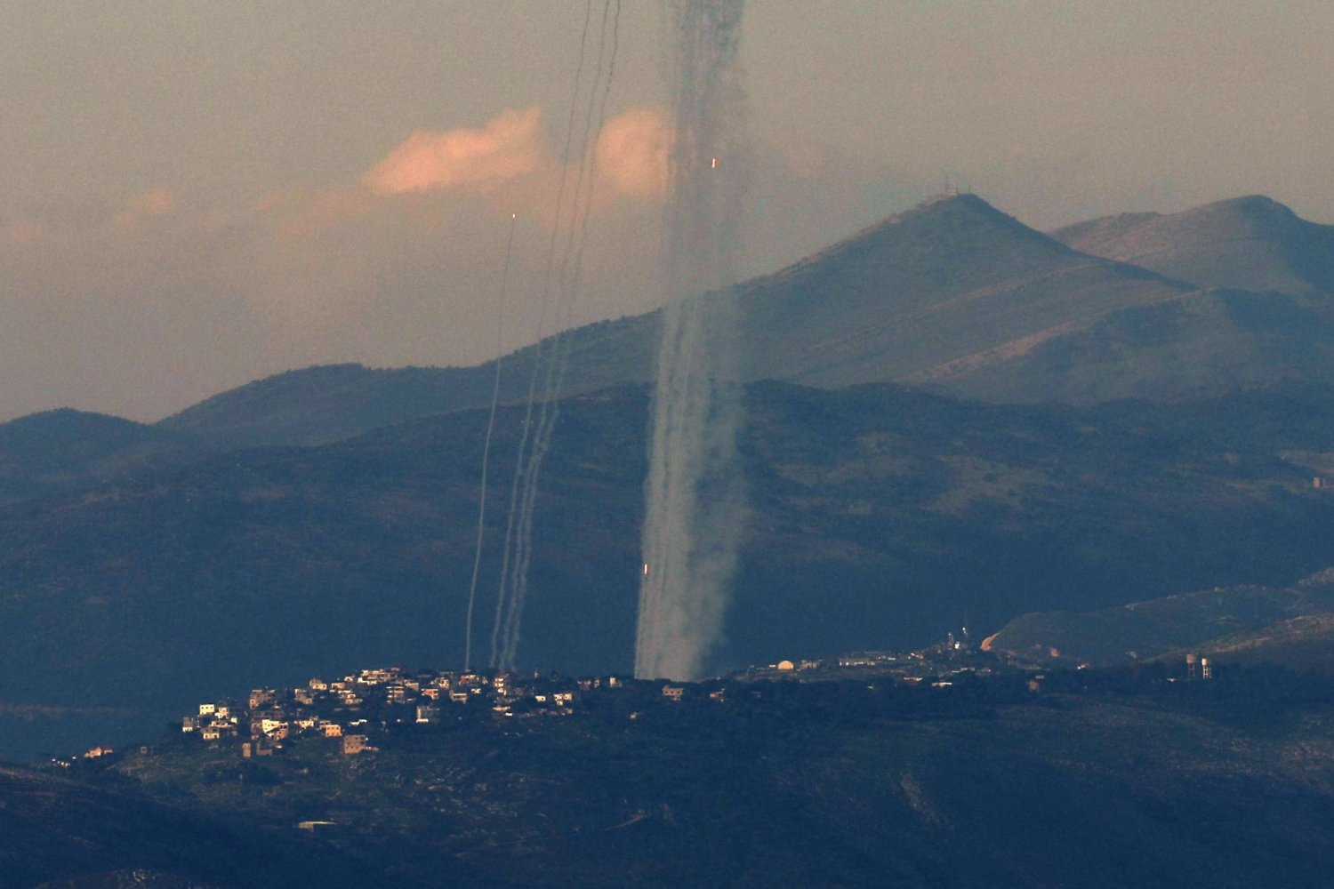 عملية إطلاق صواريخ من الجانب اللبناني تجاه إسرائيل أمس (إ.ب.أ)