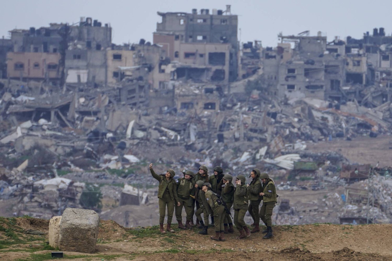جنديات إسرائيليات يلتقطن صورة جماعية عند حدود قطاع غزة 19 فبراير 2024 (أ.ب)