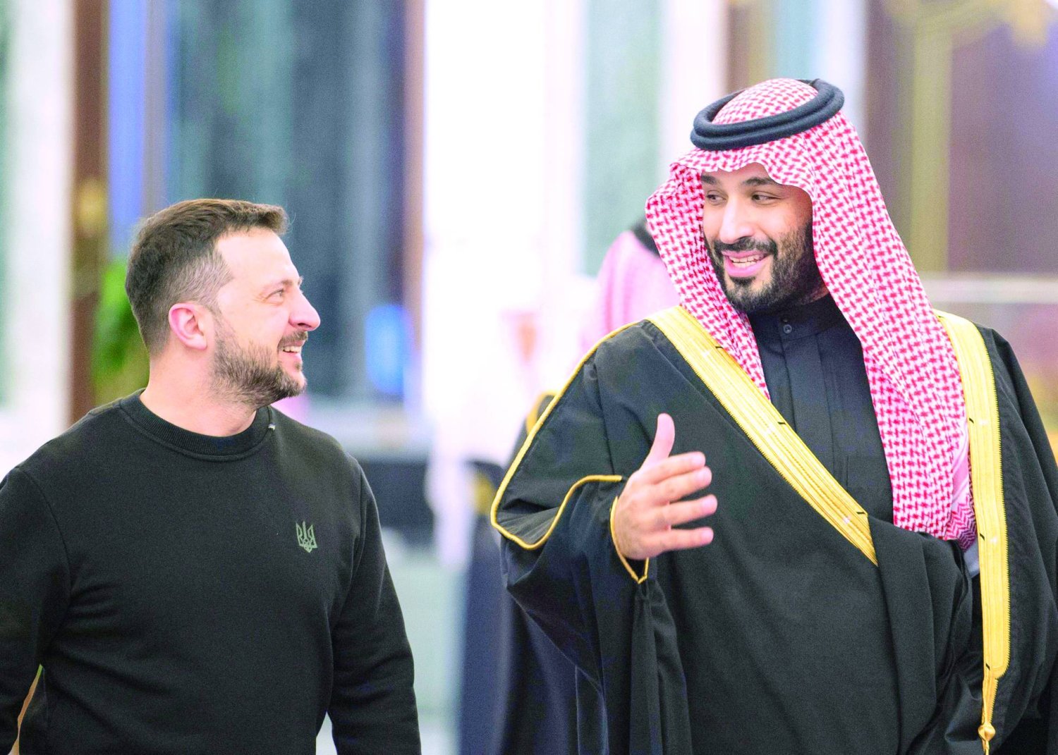 
الأمير محمد بن سلمان ولي العهد السعودي مستقبلاً الرئيس الأوكراني فولوديمير زيلينسكي في الرياض أمس (واس)