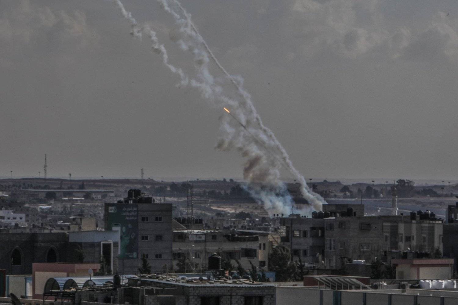 إطلاق صواريخ من قطاع غزة في اتجاه إسرائيل (أرشيفية - د.ب.أ)