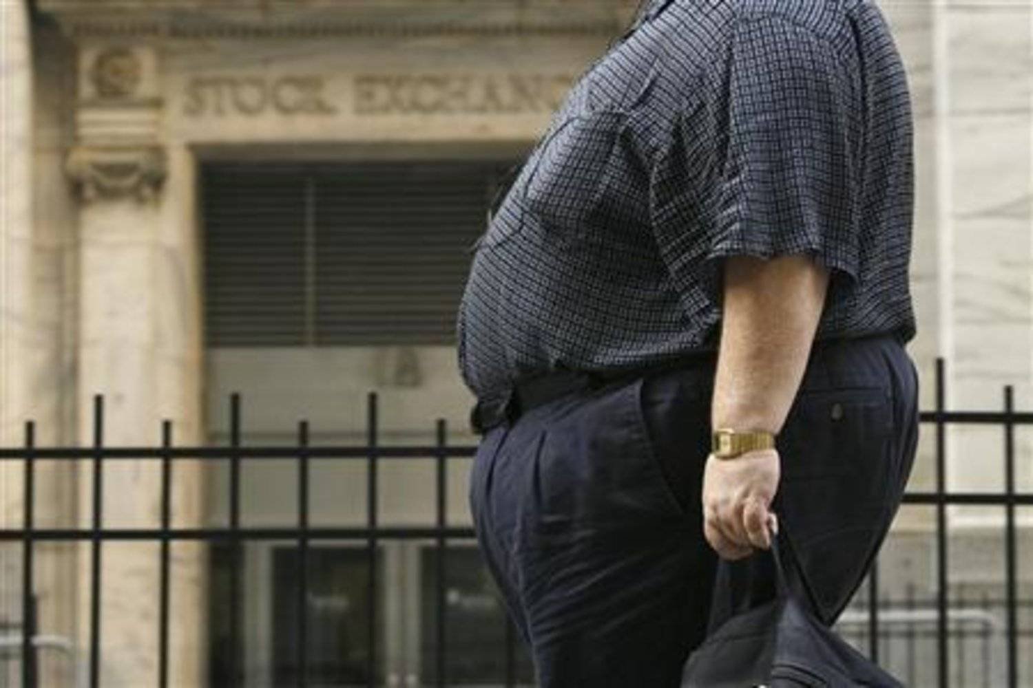 الرجال أكثر عرضة من النساء لزيادة الوزن بعد الزواج (رويترز)
