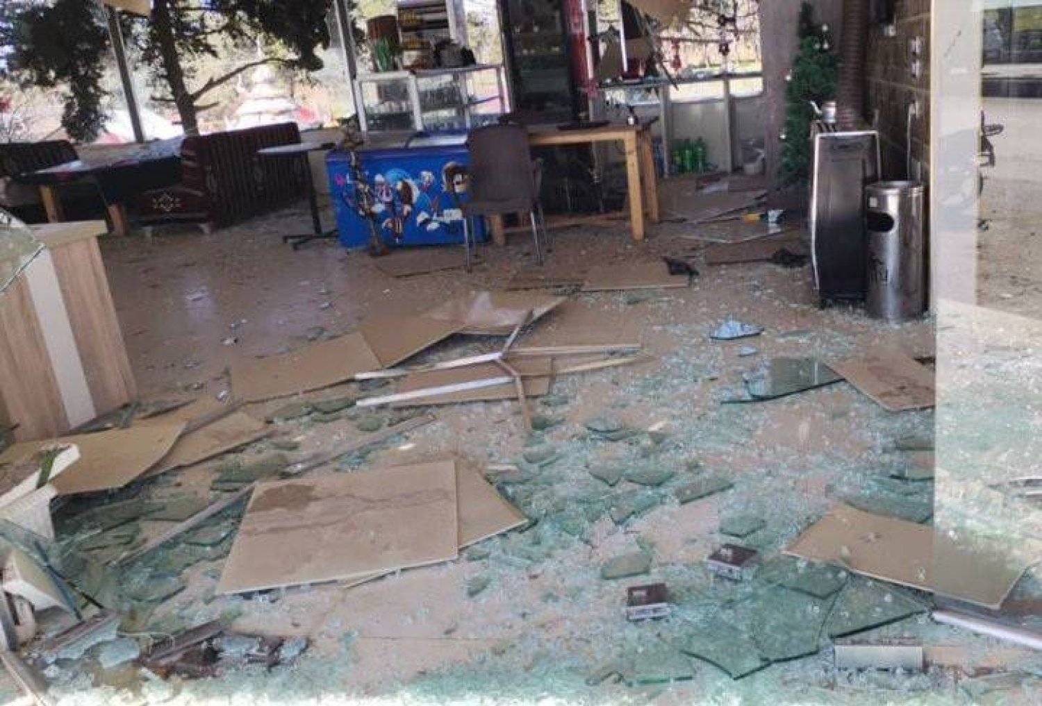 أضرار مادية في أحد المطاعم بالمالكية شمال شرقي سوريا بعد قصف المسيرات التركية (منصة إكس)