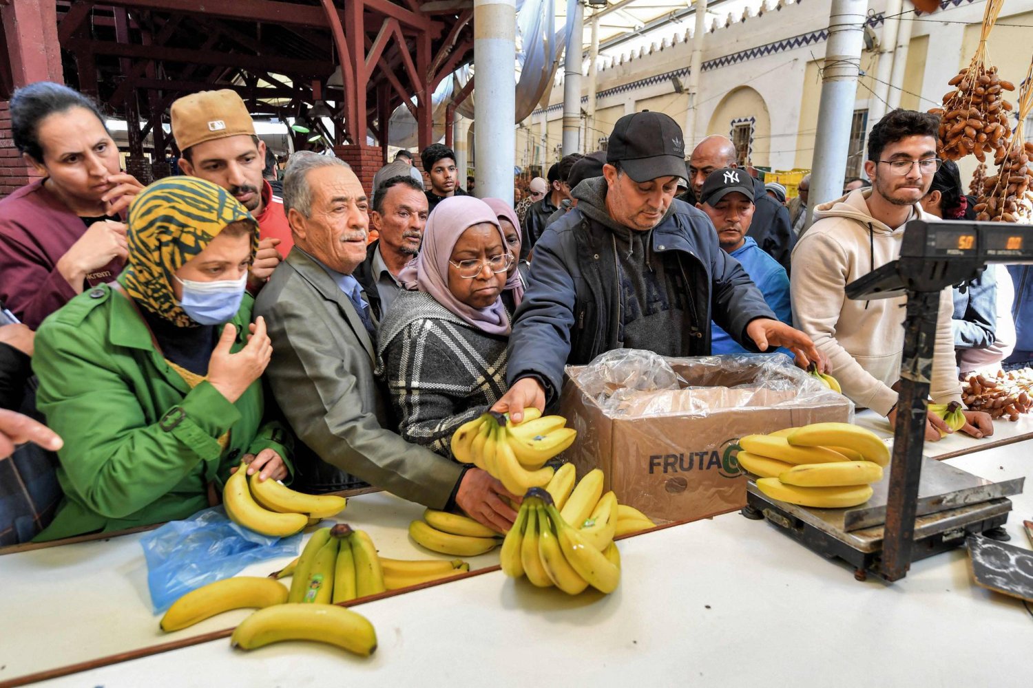 مع قرب شهر رمضان الذي يشهد عادة ازدحاماً في الأسواق يشتكي سكان مدينة بنغازي من ارتفاع أسعار السلع الغذائية (أ.ف.ب)
