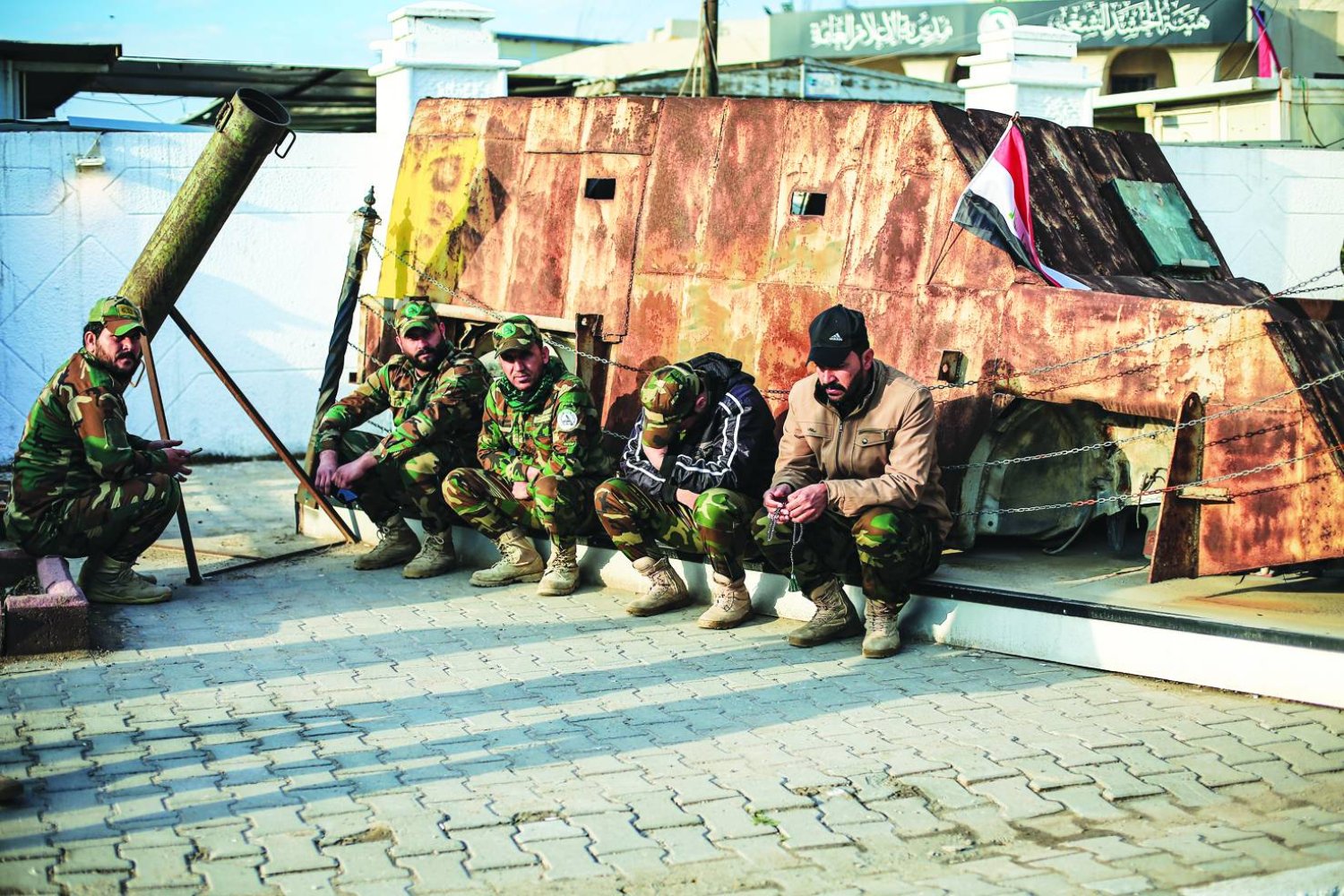 عناصر من «الحشد الشعبي» العراقي على هامش تشييع جنازة 16 مقاتلاً قضوا في الغارات الجوية الأميركية يناير الماضي (د.ب.أ)