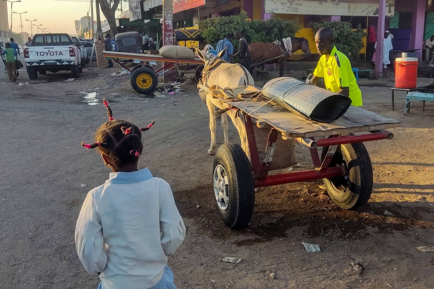 مواطنون في ولاية القضارف السودانية يستخدمون العربات التي تجرها الدواب للتنقل وسط أزمة اقتصادية واسعة النطاق (أ.ف.ب)
