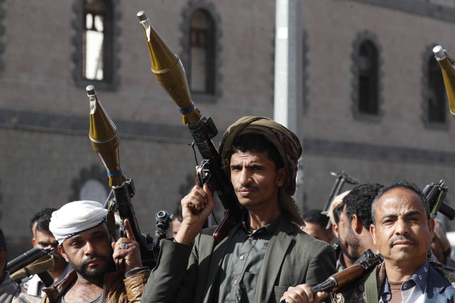 حوثيون يحملون أسلحة في صنعاء يوم 28 فبراير 2024 (إ.ب.أ)