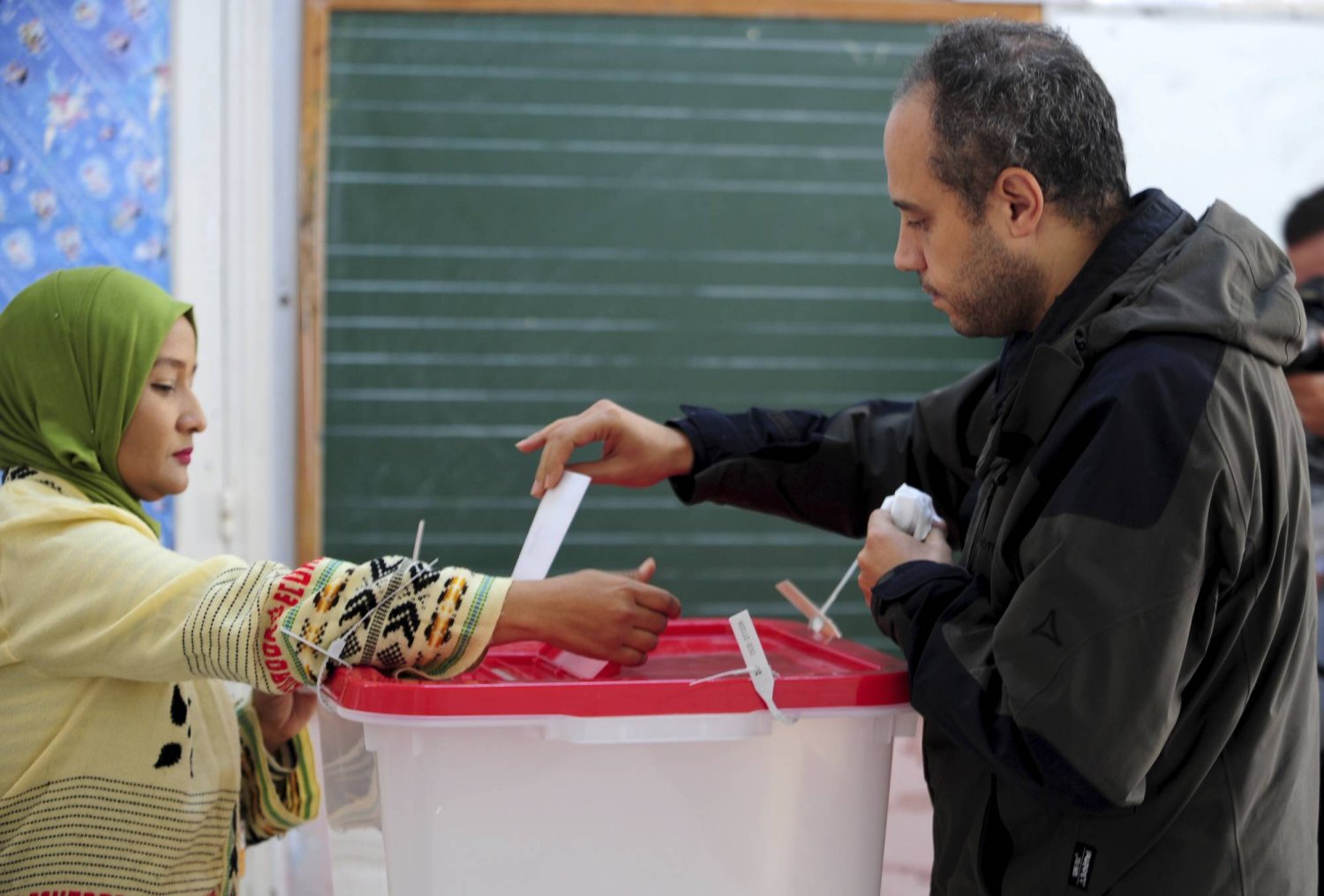 تونسي يدلي بصوته في الانتخابات المحلية (أ.ب)