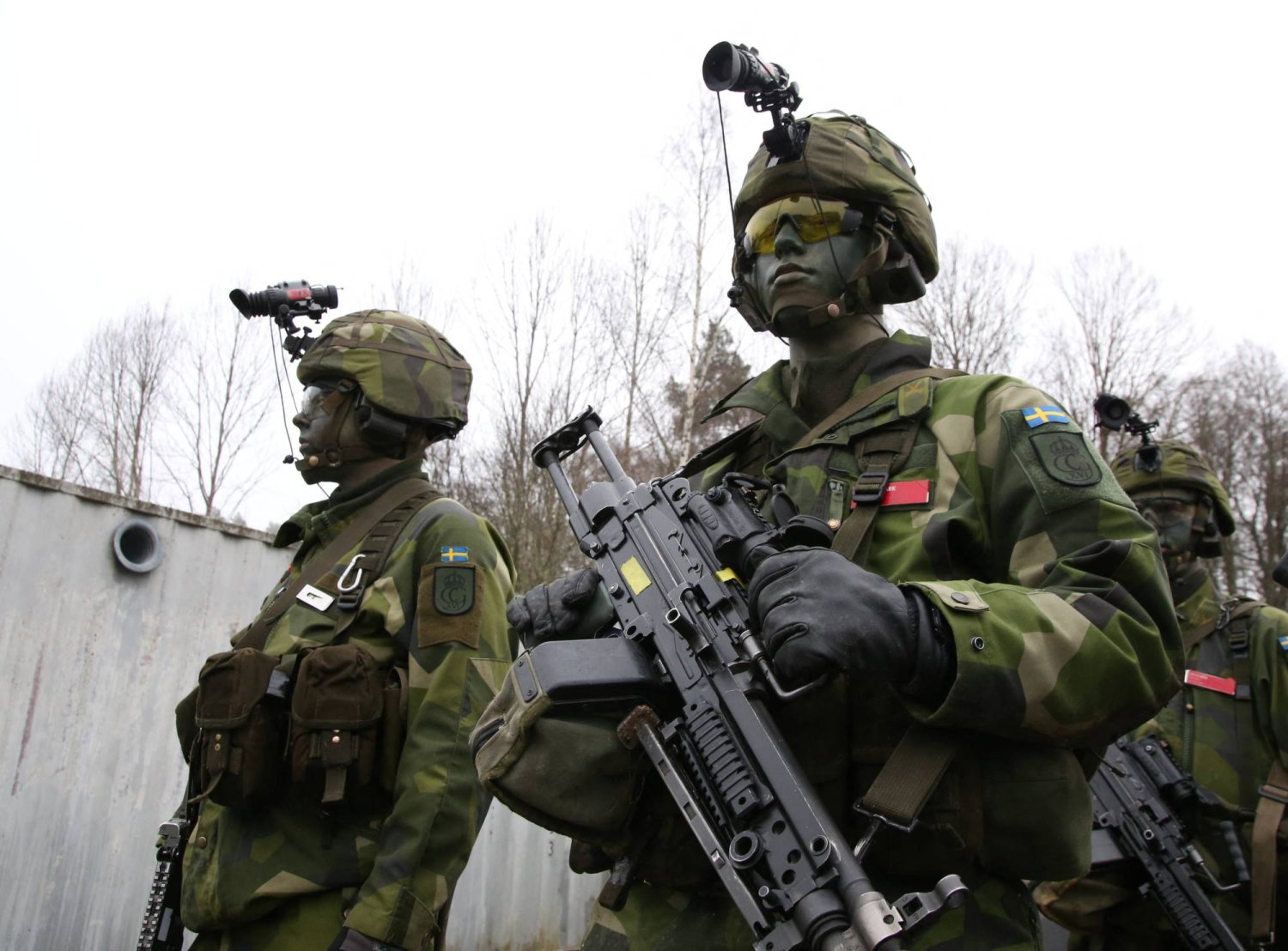 جنود سويديون من الحراس الشخصيين يشاركون في تدريب في موقع عسكري في كونغسانغين بالقرب من استوكهولم 27 فبراير 2024 (رويترز)