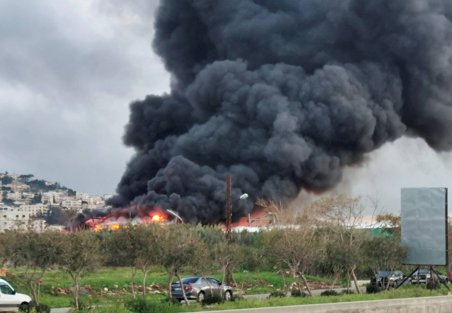 تصاعد الدخان جراء غارة إسرائيلية على جنوب لبنان (رويترز)