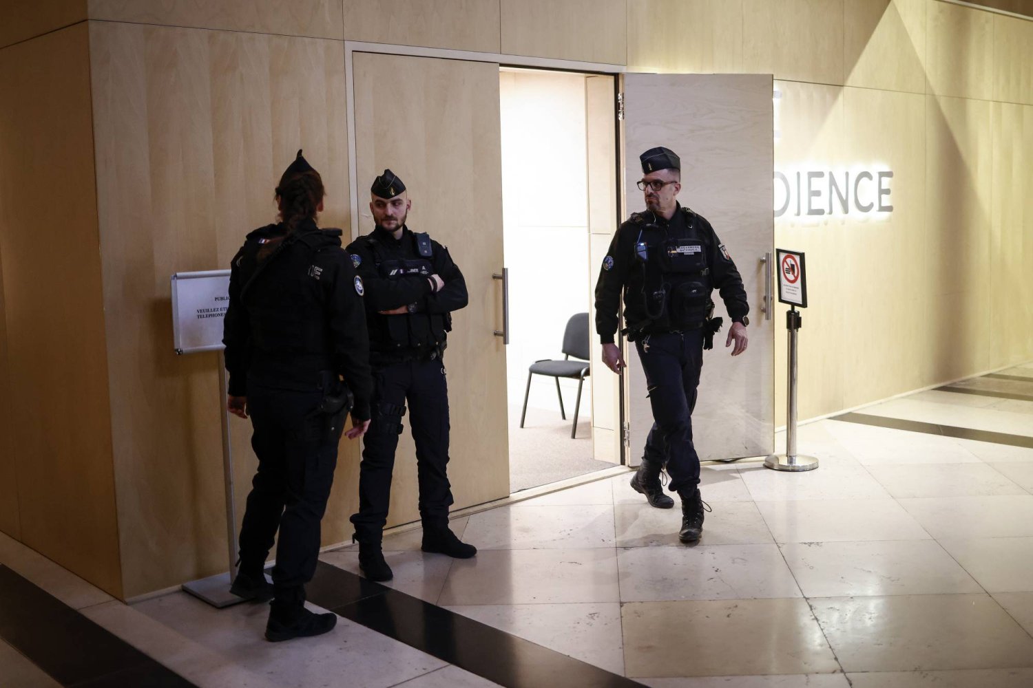 قوات الشرطة الفرنسية داخل محكمة باريس الجنائية قبل بدء المحاكمة بشأن الهجوم الإرهابي على سوق عيد الميلاد بستراسبورغ في باريس ديسمبر 2018 (إ.ب.أ)