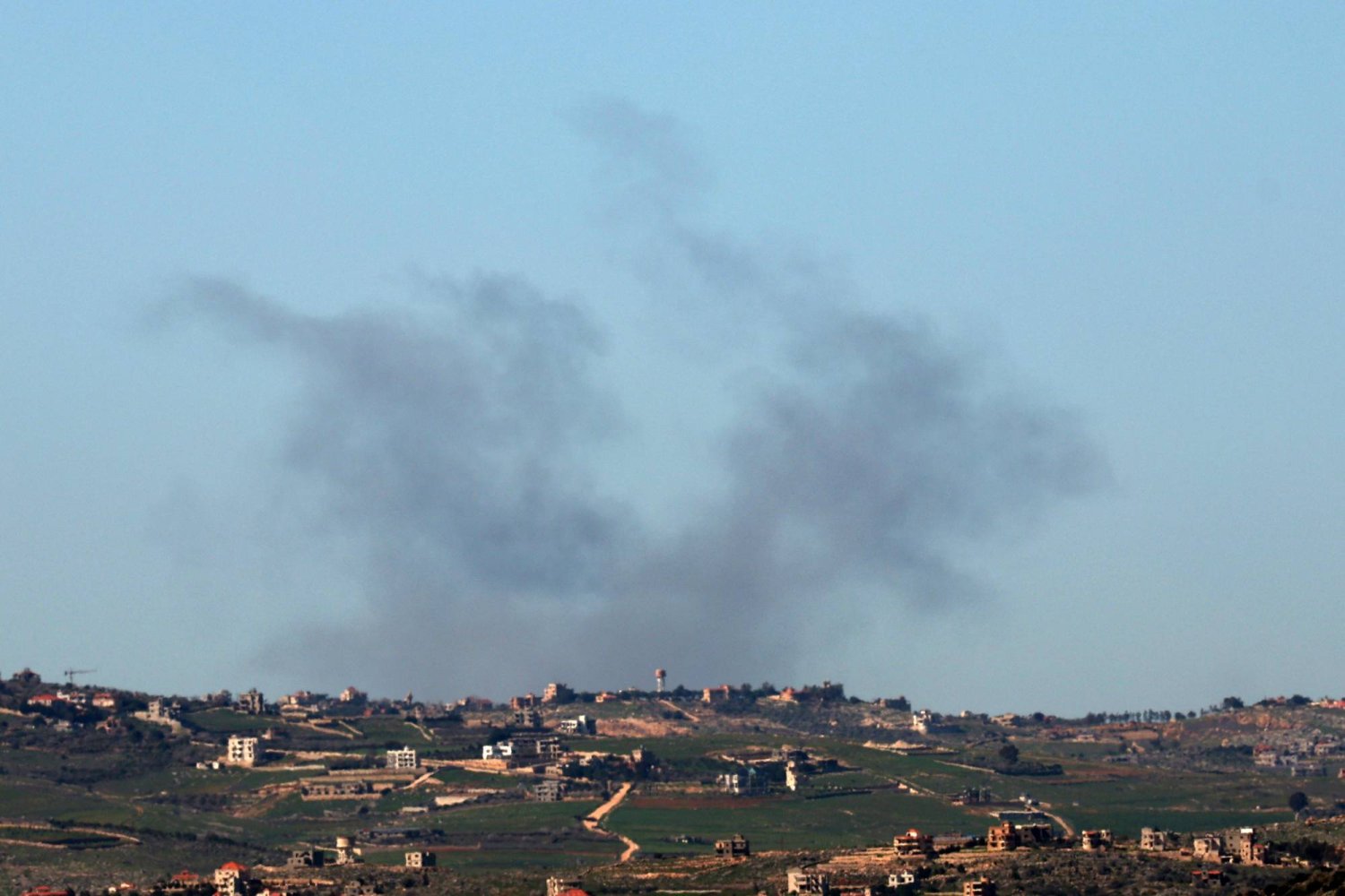 دخان يتصاعد من جنوب لبنان بعد غارة مقاتلة إسرائيلية كما يظهر من مكان غير معلوم على الجانب الإسرائيلي من الحدود 29 فبراير 2024 (إ.ب.أ)