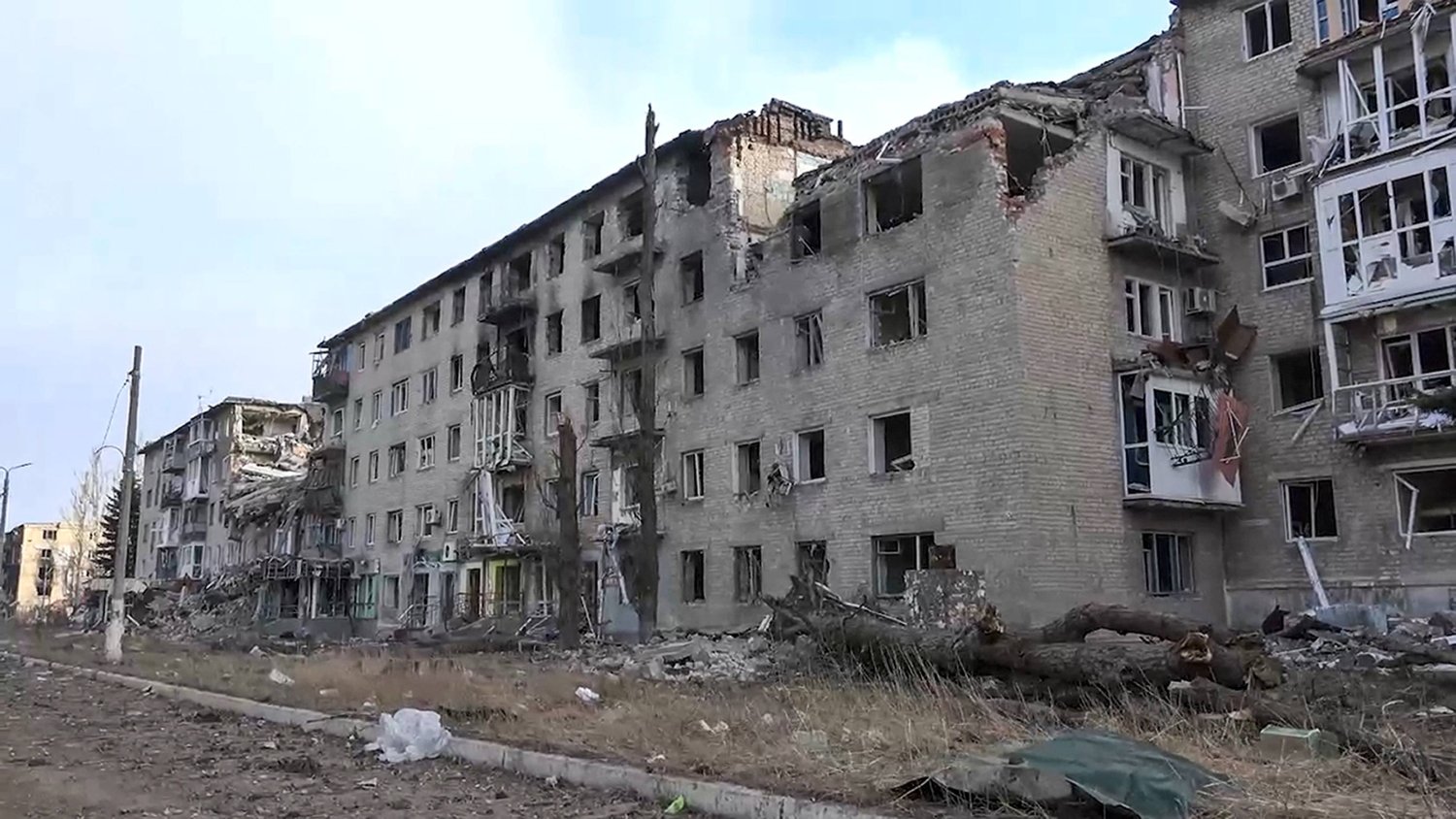 صورة من مقطع فيديو منشور يوم الأحد 25 فبراير 2024 تُظهر مباني متضررة جراء الهجوم الروسي على أفدييفكا شرق أوكرانيا (أ.ب)
