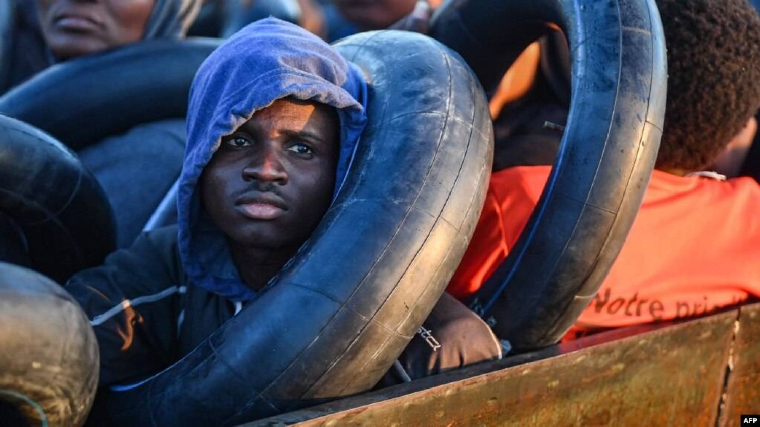 مهاجر من أفريقيا جنوب الصحراء على متن قارب قبالة سواحل موريتانيا (أ.ف.ب)
