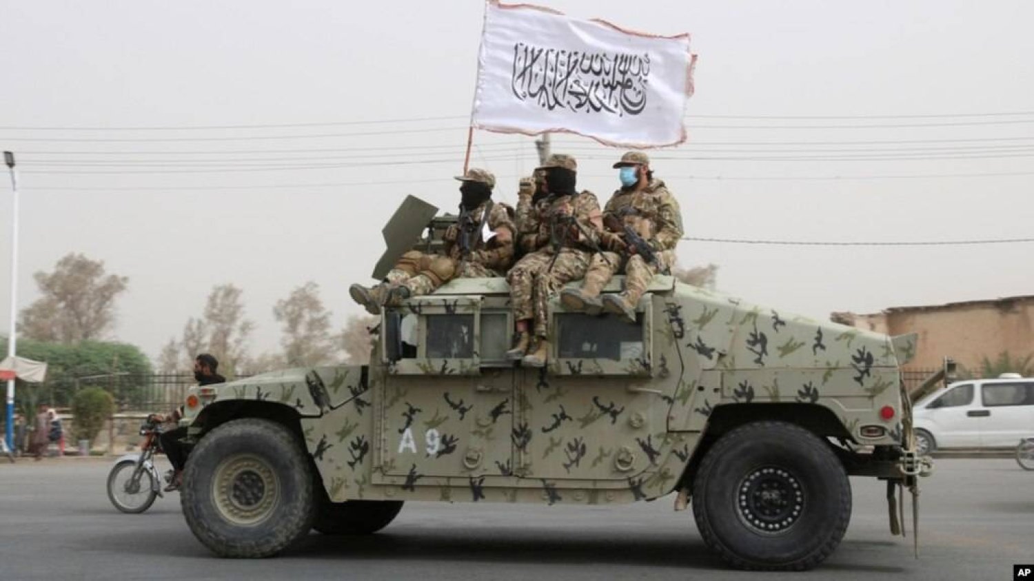 مقاتلون من «طالبان» فيدورية على الطريق خلال احتفال بالذكرى الثانية لانسحاب القوات الأميركية من أفغانستان في قندهار (أ.ب)