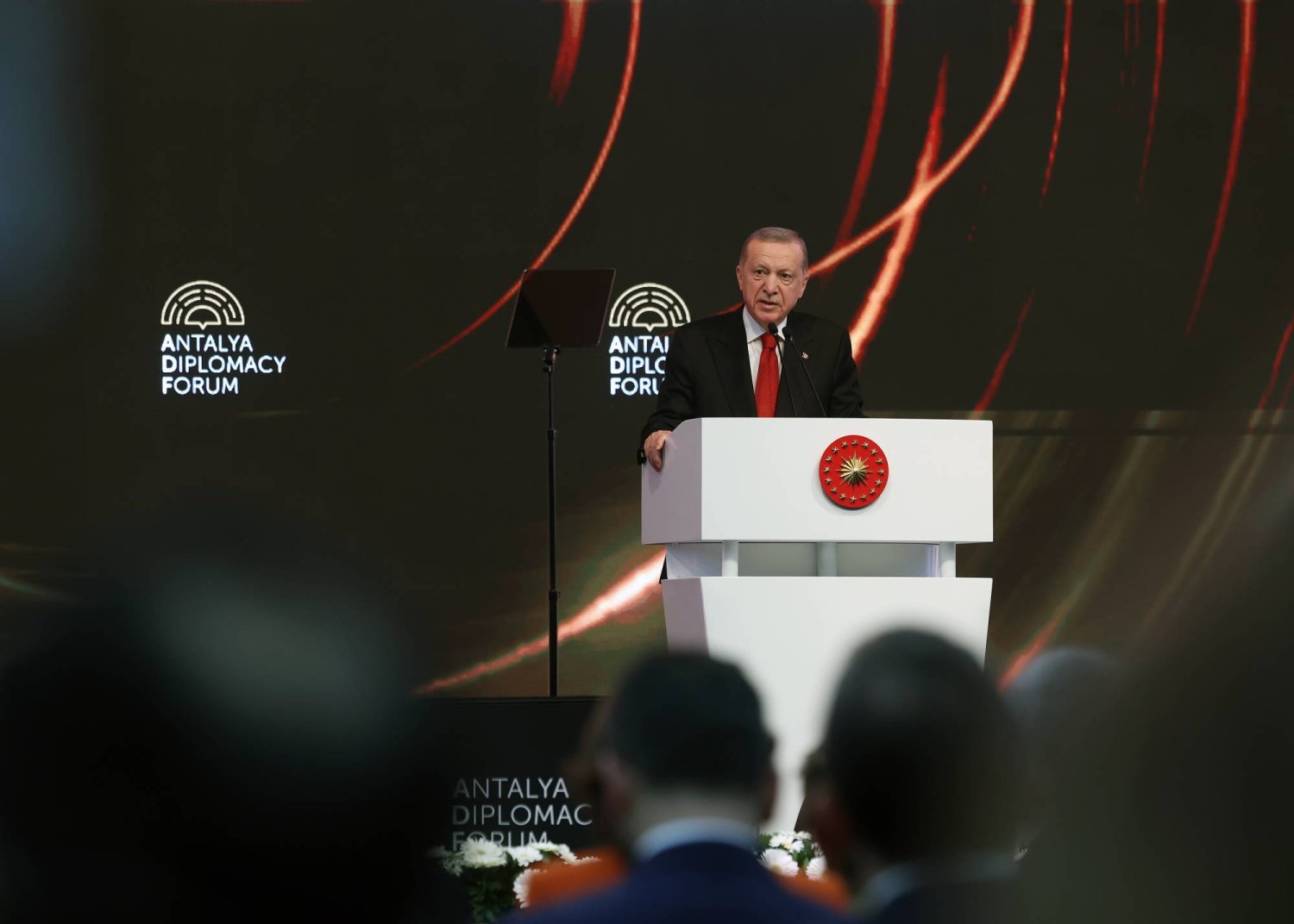 إردوغان متحدثاً في افتتاح منتدى أنطاليا الدبلوماسي الثالث في مدينة أنطاليا جنوب تركيا الجمعة (إ.ب.أ)