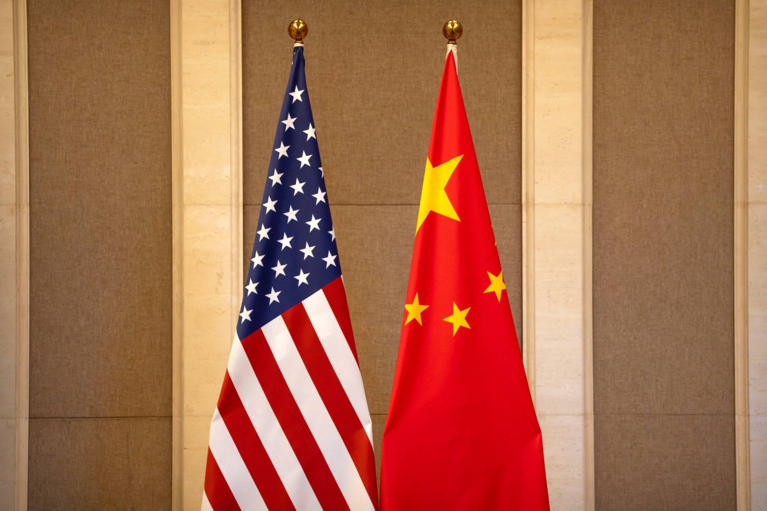 علما الولايات المتحدة والصين (رويترز)