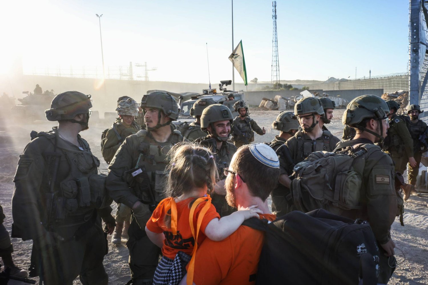 جانب من محاولة قام بها مستوطنون من اليمين الإسرائيلي لإقامة بؤرة استيطانية داخل قطاع غزة يوم الخميس (د.ب.أ)
