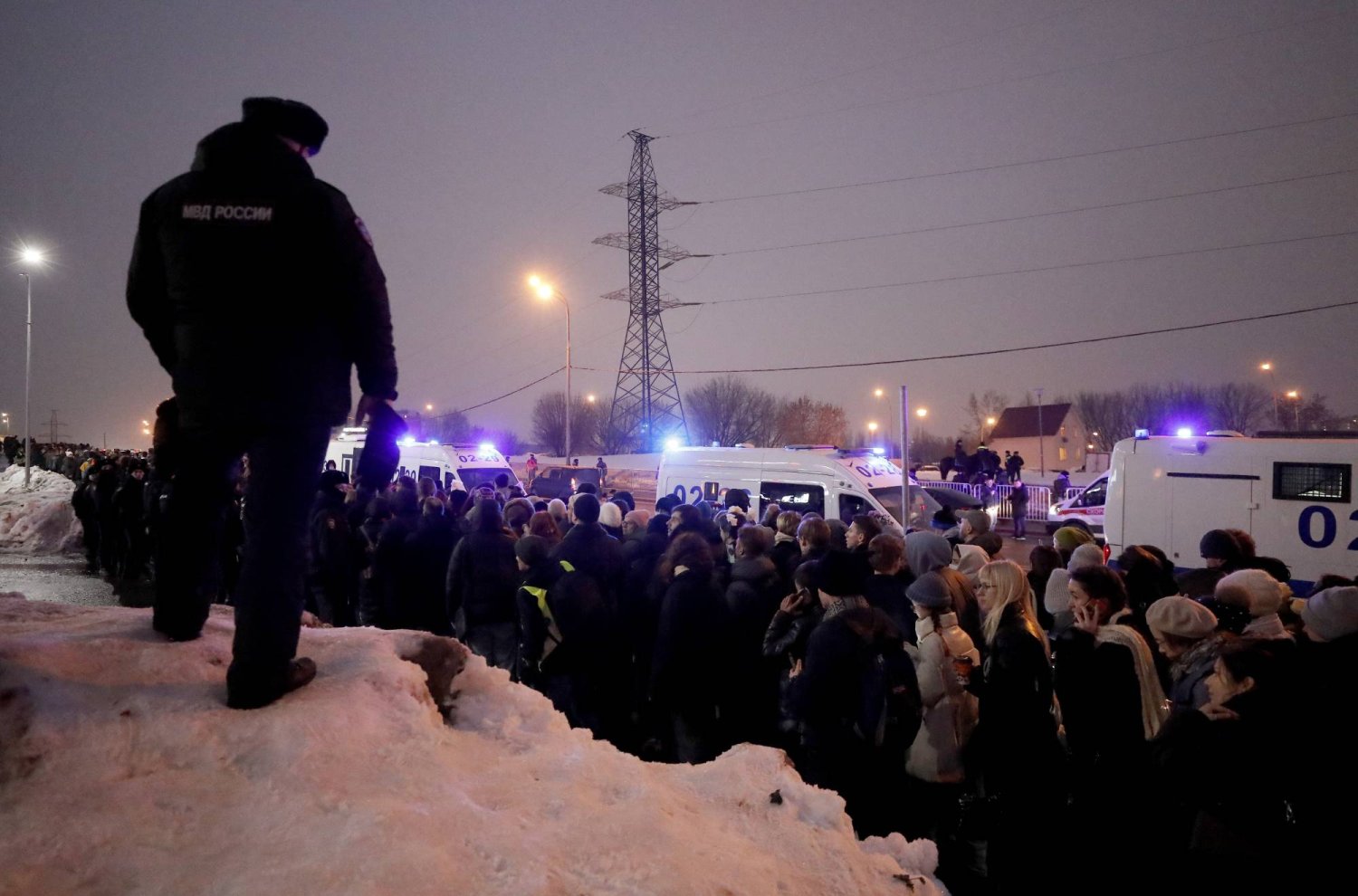 مواطنون روس يتجمعون خلال دفن المعارض الروسي أليكسي نافالني في مقبرة بوريسوف (إ.ب.أ)