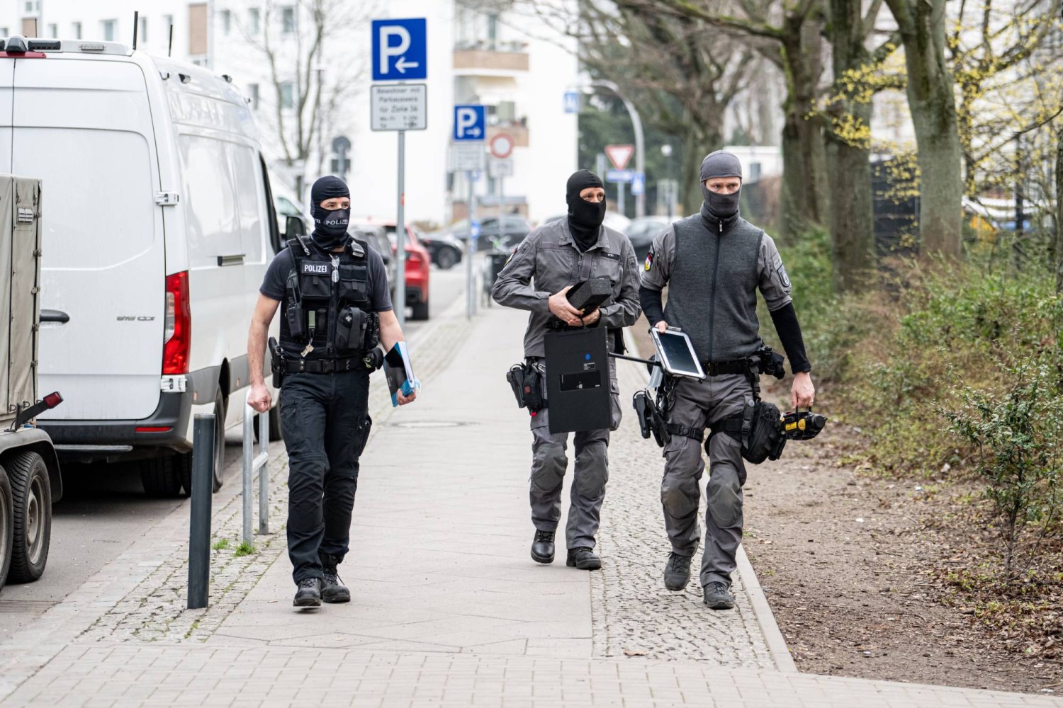 وصول خبراء الأسلحة من معهد الطب الشرعي التابع لشرطة برلين إلى شقة دانييلا الإرهابية الألمانية التي تنتمي لمنظمة «الجيش الأحمر»  (د.ب.أ)