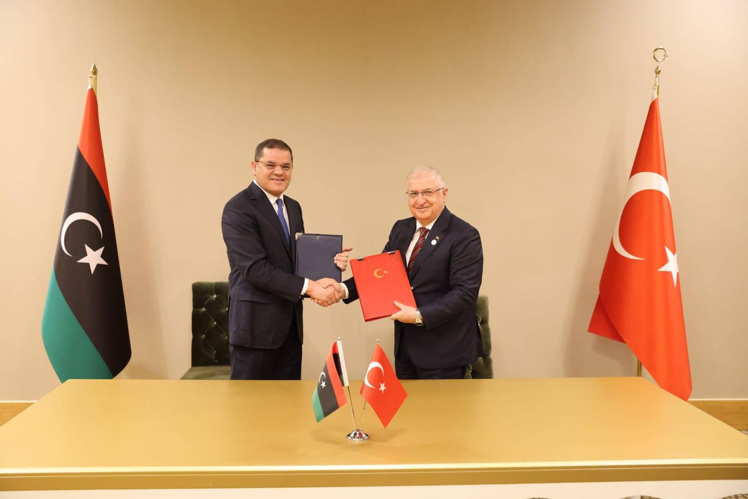 الدبيبة يوقّع في أنطاليا مع وزير الدفاع التركي مذكرة تفاهم في المجال العسكري (حكومة الوحدة)