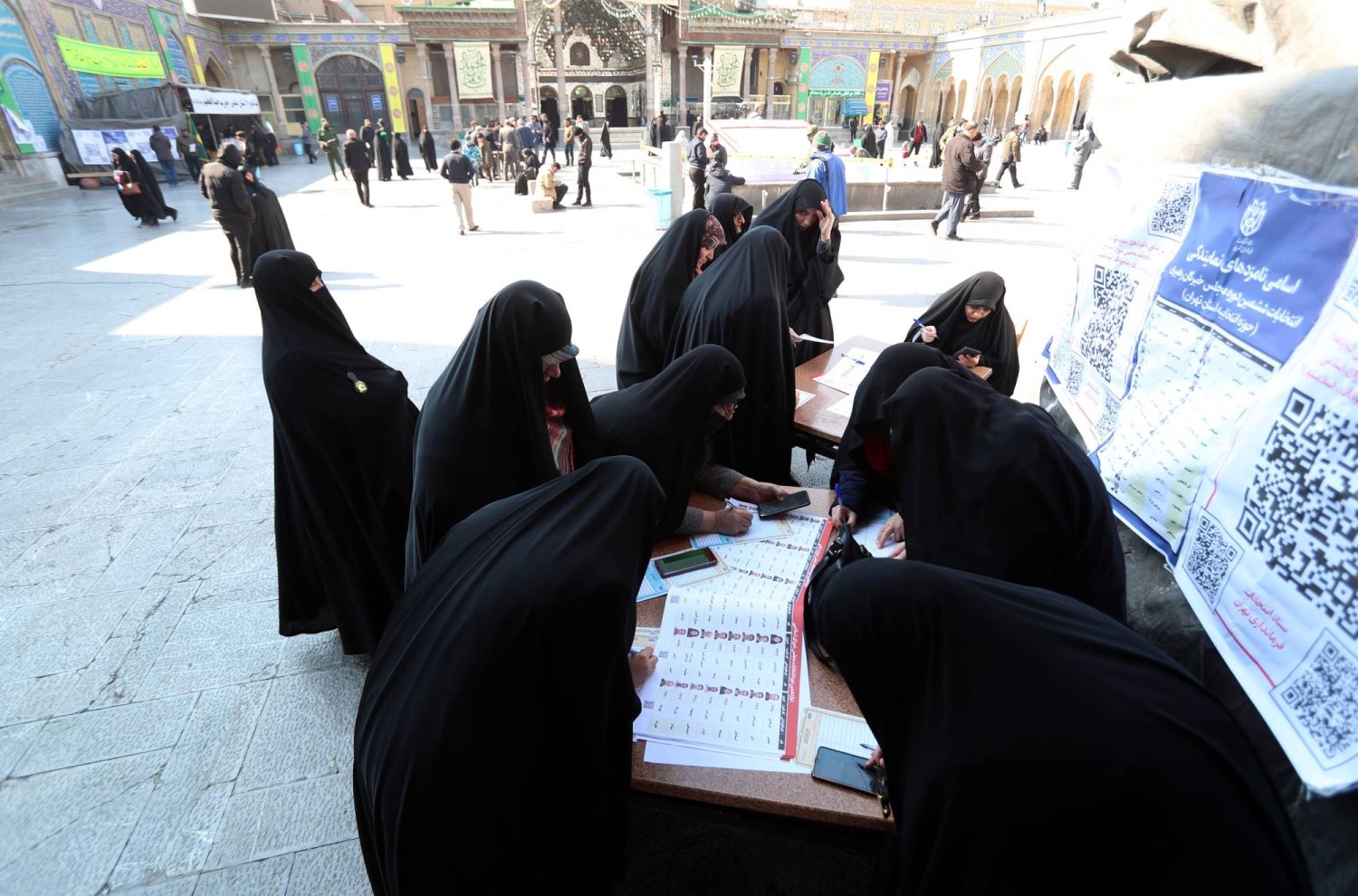 إيرانيات يدلين بأصواتهن في مركز اقتراع جنوبي طهران الجمعة (أ.ف.ب)