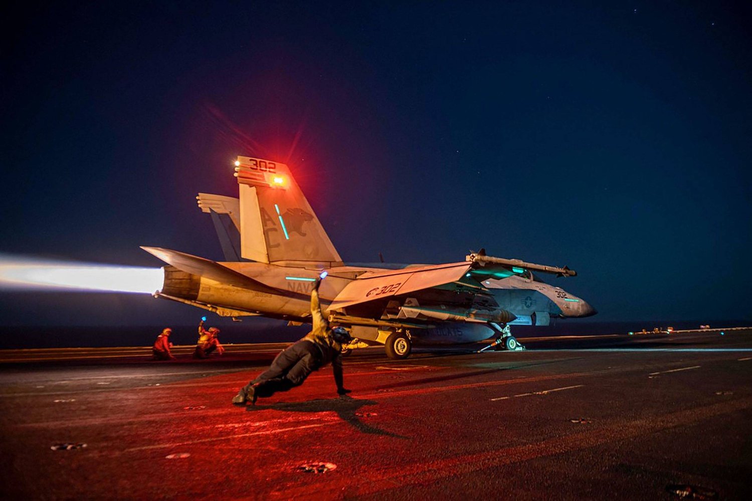 طائرة مقاتلة أميركية تنطلق من على متن حاملة طائرات في البحر الأحمر خلال عمليات ضد أهداف للحوثيين (أ.ف.ب)