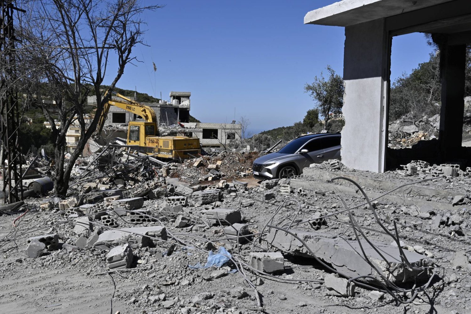 منزل متضرر استهدفته غارة جوية إسرائيلية جنوب لبنان (إ.ب.أ)