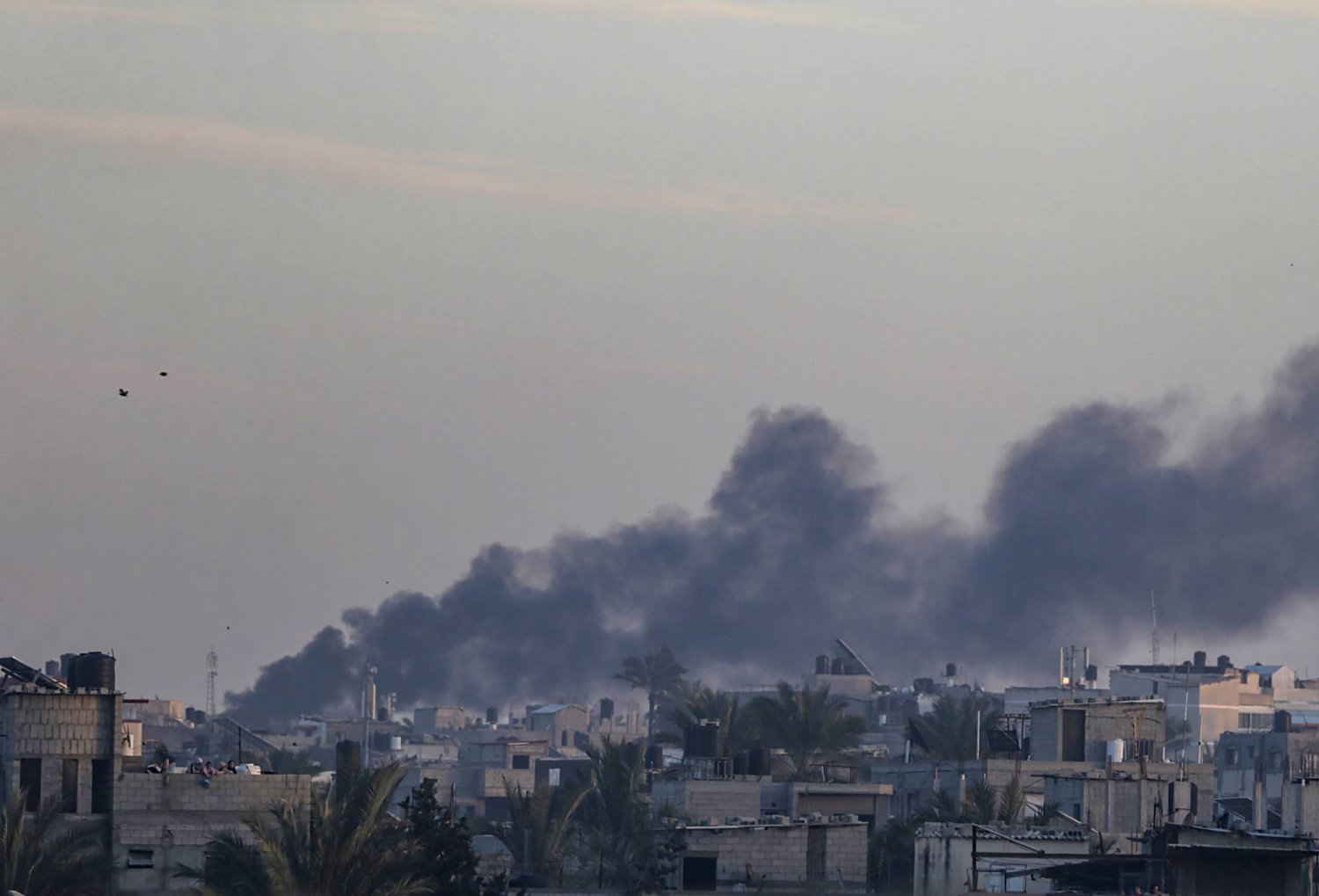 دخان يتصاعد بعد غارة جوية إسرائيلية خلال عملية عسكرية في خان يونس جنوب قطاع غزة (إ.ب.أ)