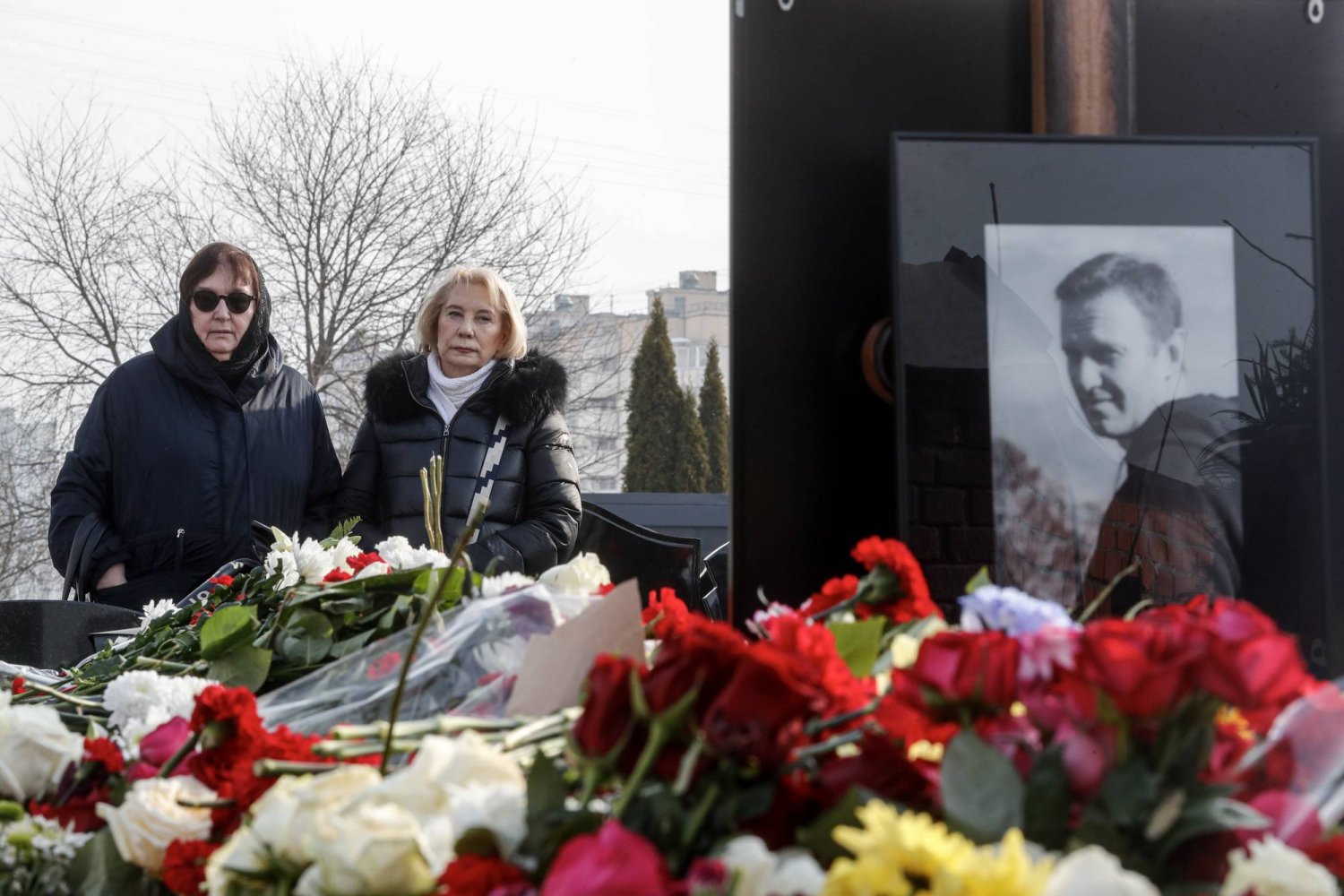 ليودميلا نافالنايا (يسار) والدة أليكسي نافالني تظهر بالقرب من قبر ابنها على مشارف موسكو (إ.ب.أ)