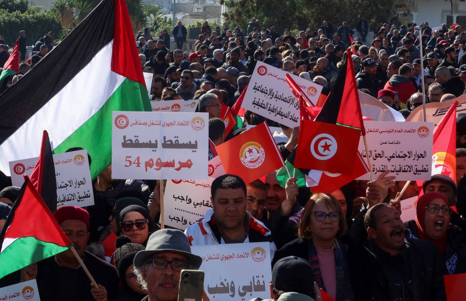 التجمع العمالي الحاشد الذي نظمه الاتحاد العام التونسي للشغل يعد الأكبر من نوعه منذ أشهر (رويترز)