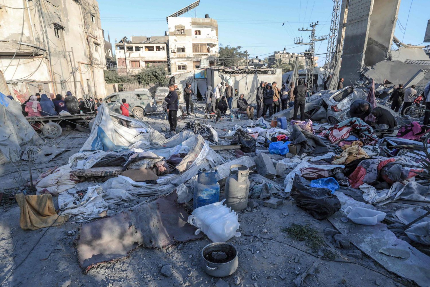 فلسطينيون يبحثون عن أي شيء يمكن إنقاذه وسط الدمار الهائل في وسط غزة نتيجة القصف الإسرائيلي (أ.ف.ب)
