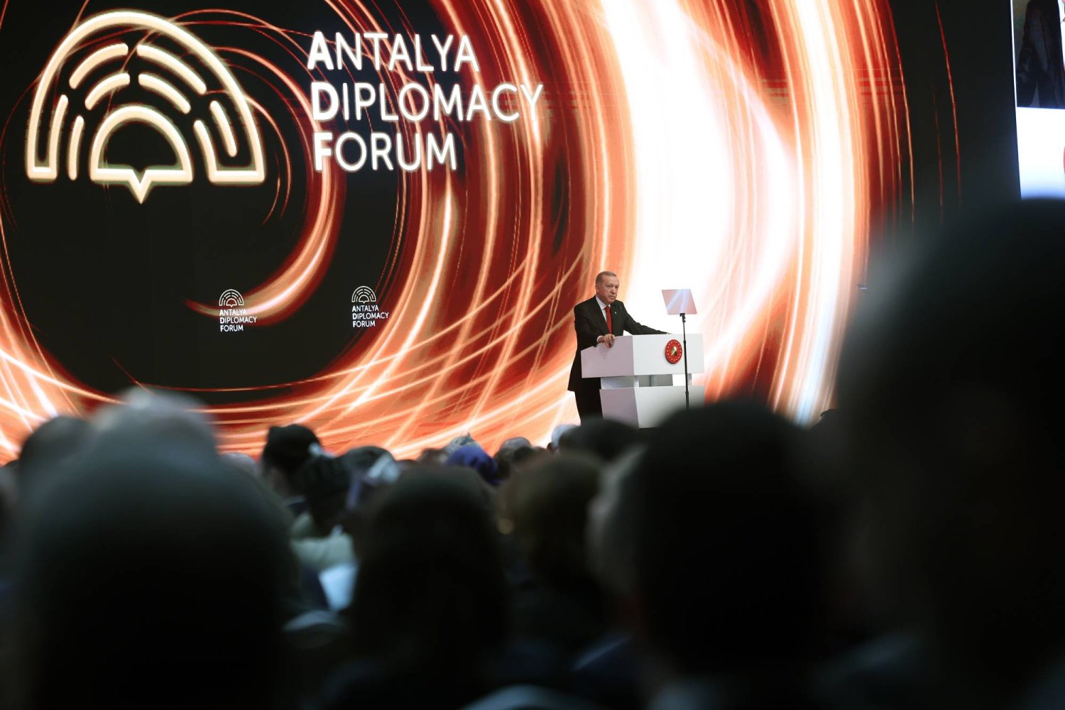 الرئيس التركي رجب طيب إردوغان يتحدث أمام منتدى أنطاليا يوم الجمعة (الرئاسة التركية - إ.ب.أ)