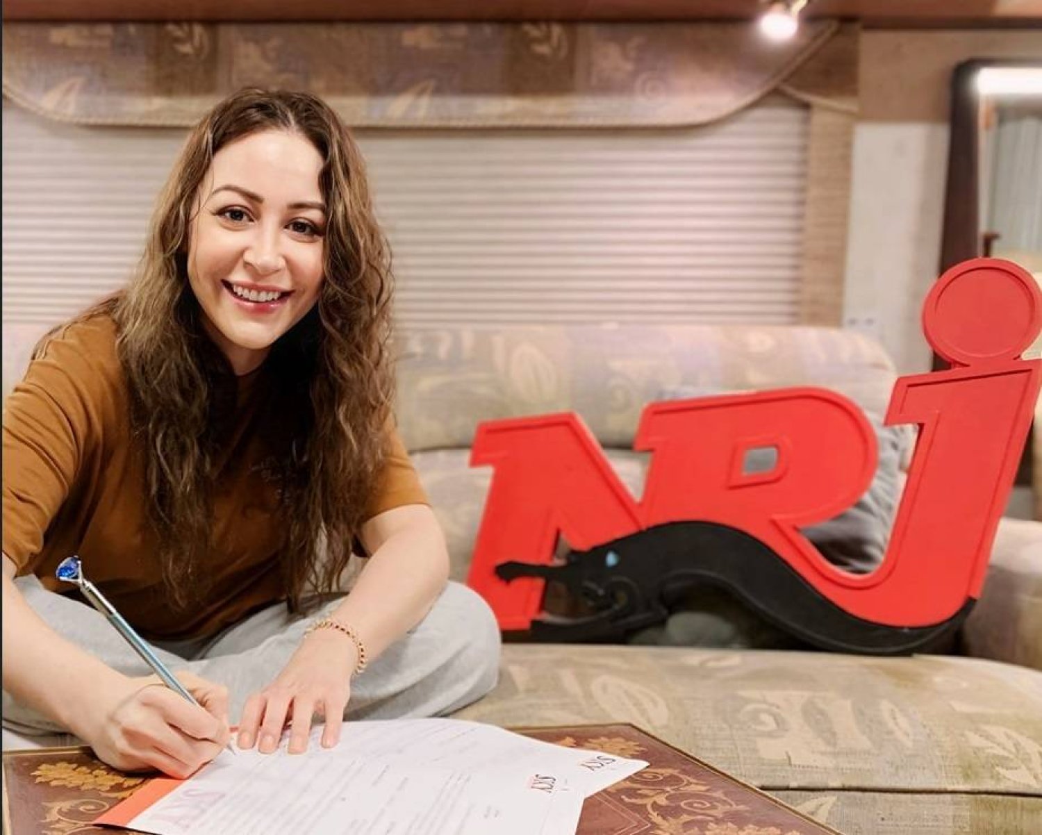 منة شلبي خلال التوقيع على تعاقد مسلسلها الإذاعي - (حساب إذاعة إنرجي عبر فيسبوك)