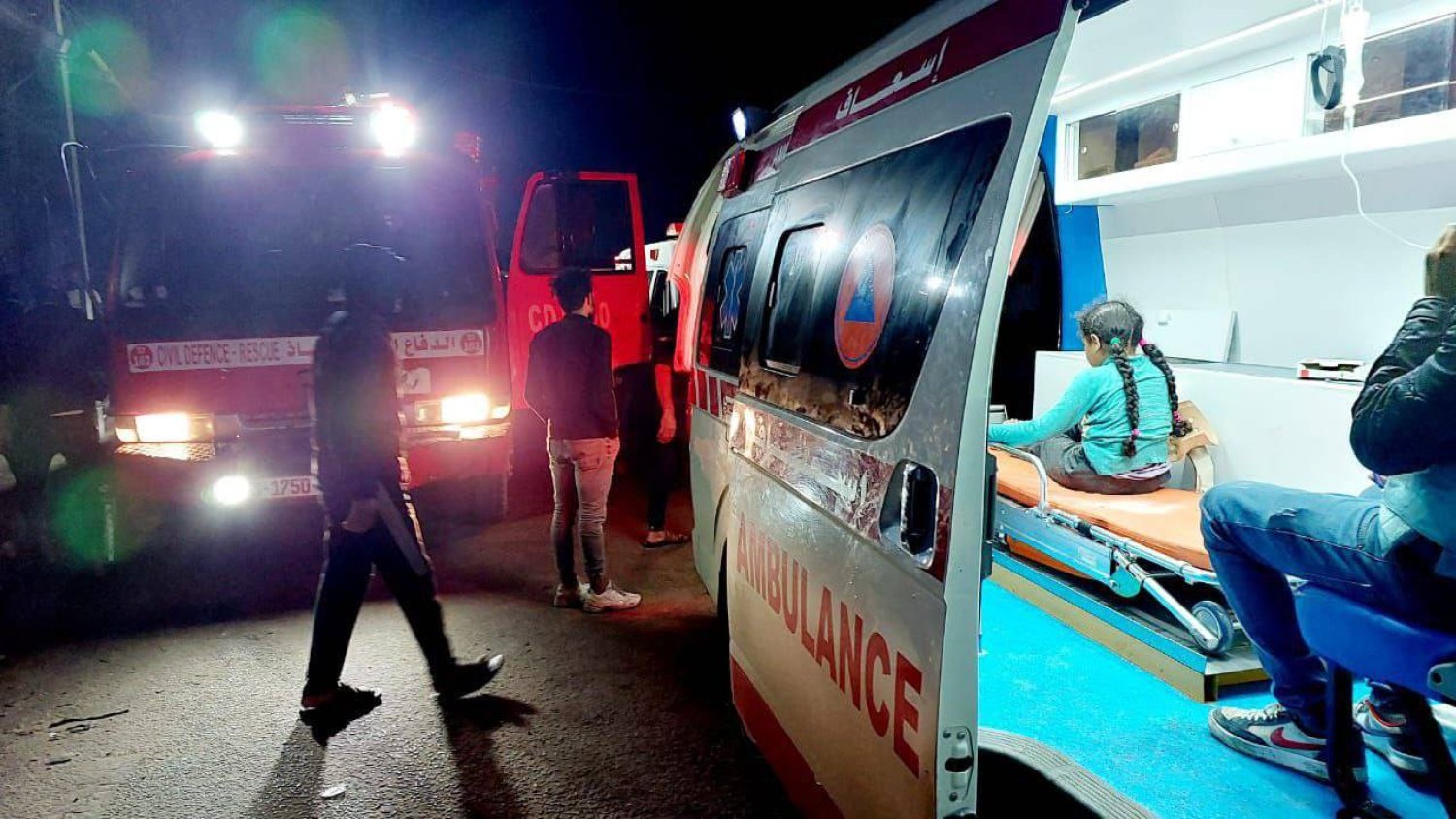 الدفاع المدني الفلسطيني ينقل طفلة أصيب في قصف إسرائيلي لتلقي العلاج (الداخلية الفلسطينية عبر تليغرام) 