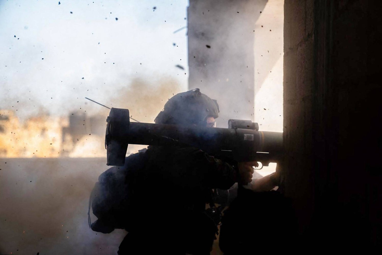 جندي إسرائيلي يطلق النار خلال العملية البرية في قطاع غزة (أ.ف.ب)