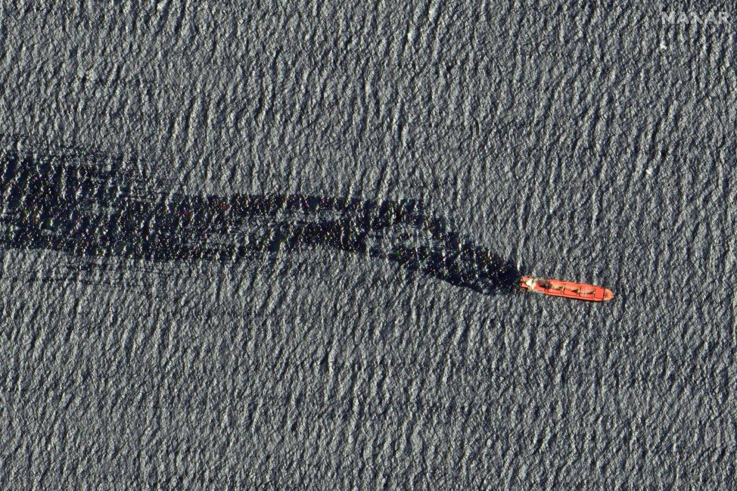 صورة التقطها قمر اصطناعي وزعتها مؤسسة "ماكسار تكنولوجي"  أمس تظهر سفينة "روبيمار" تنضح بما فيها قبل غرقها (أ.ف.ب)