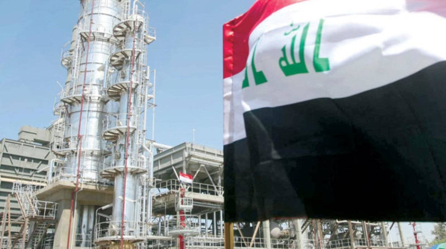 علم العراق يرفرف أمام حقل نفطي (رويترز)