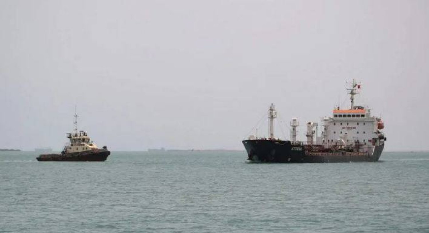 تساعد إيران الحوثيين المتمركزين في اليمن على شن هجمات على السفن التجارية في البحر الأحمر (أ.ف.ب)
