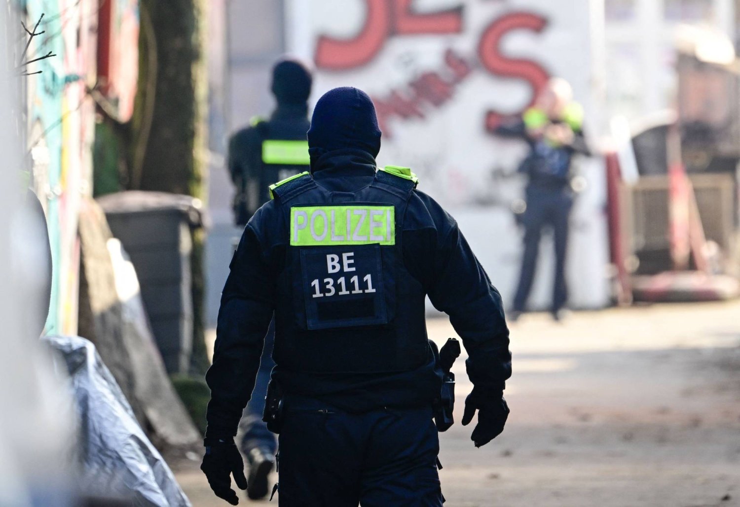 الشرطة الألمانية تقوم بتفتيش منطقة في برلين بعد أن ألقت القبض على رجلين خلال مطاردة لاثنين من أعضاء عصابة «بادر ماينهوف» اليسارية المتطرفة اللذين كانا هاربين منذ أكثر من 30 عاماً (أ.ف.ب)