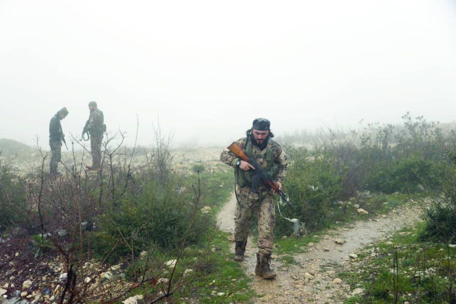 مقاتلون من فصيل سوري في نقطة مواجهة لمواقع قوات النظام بريف اللاذقية (أرشيفية - د.ب.أ)