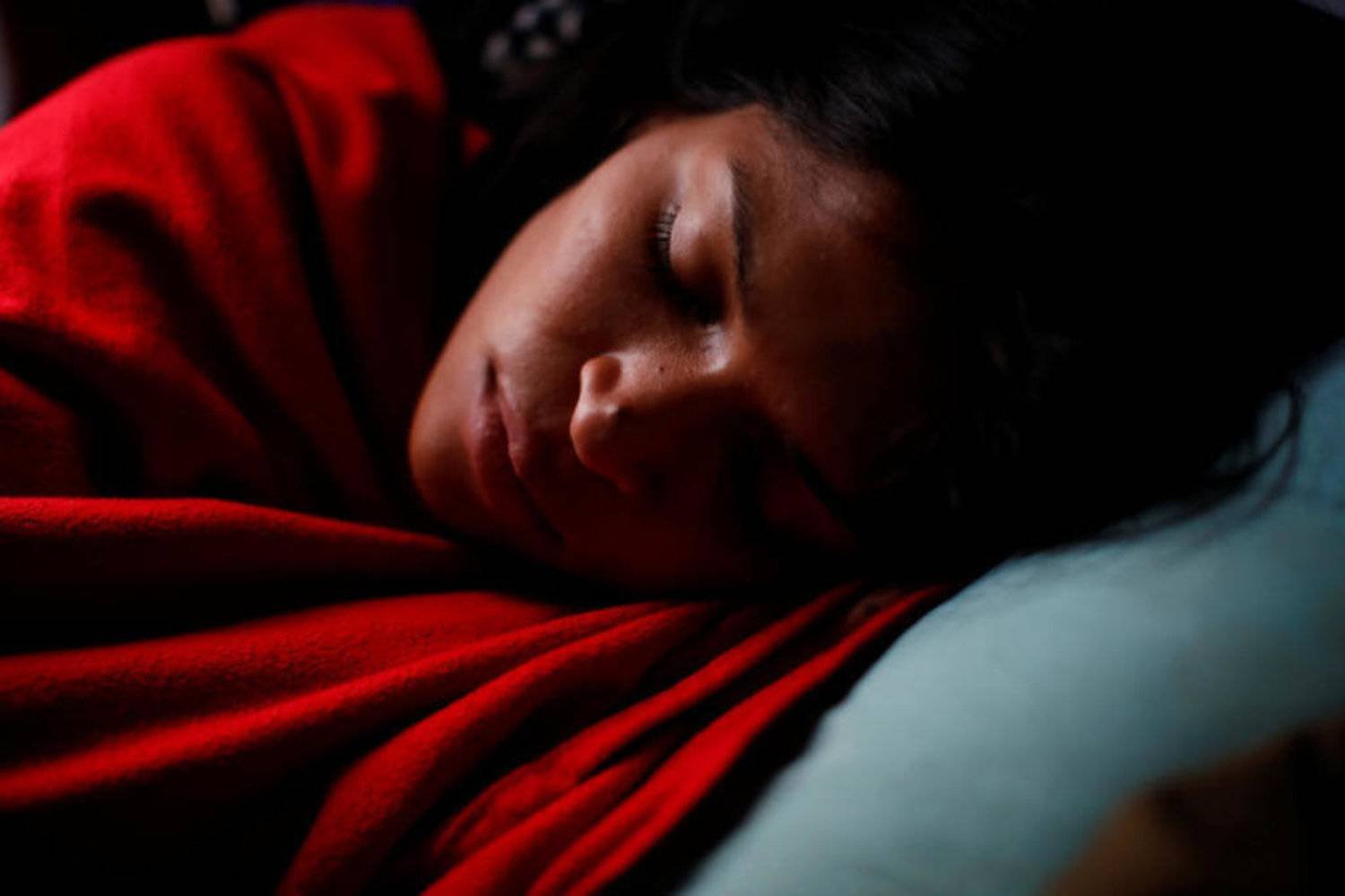 عادات النوم الصحية تتطلب نهجاً أوسع يأخذ في الحسبان كيفية تنظيم يومنا بأكمله (رويترز)