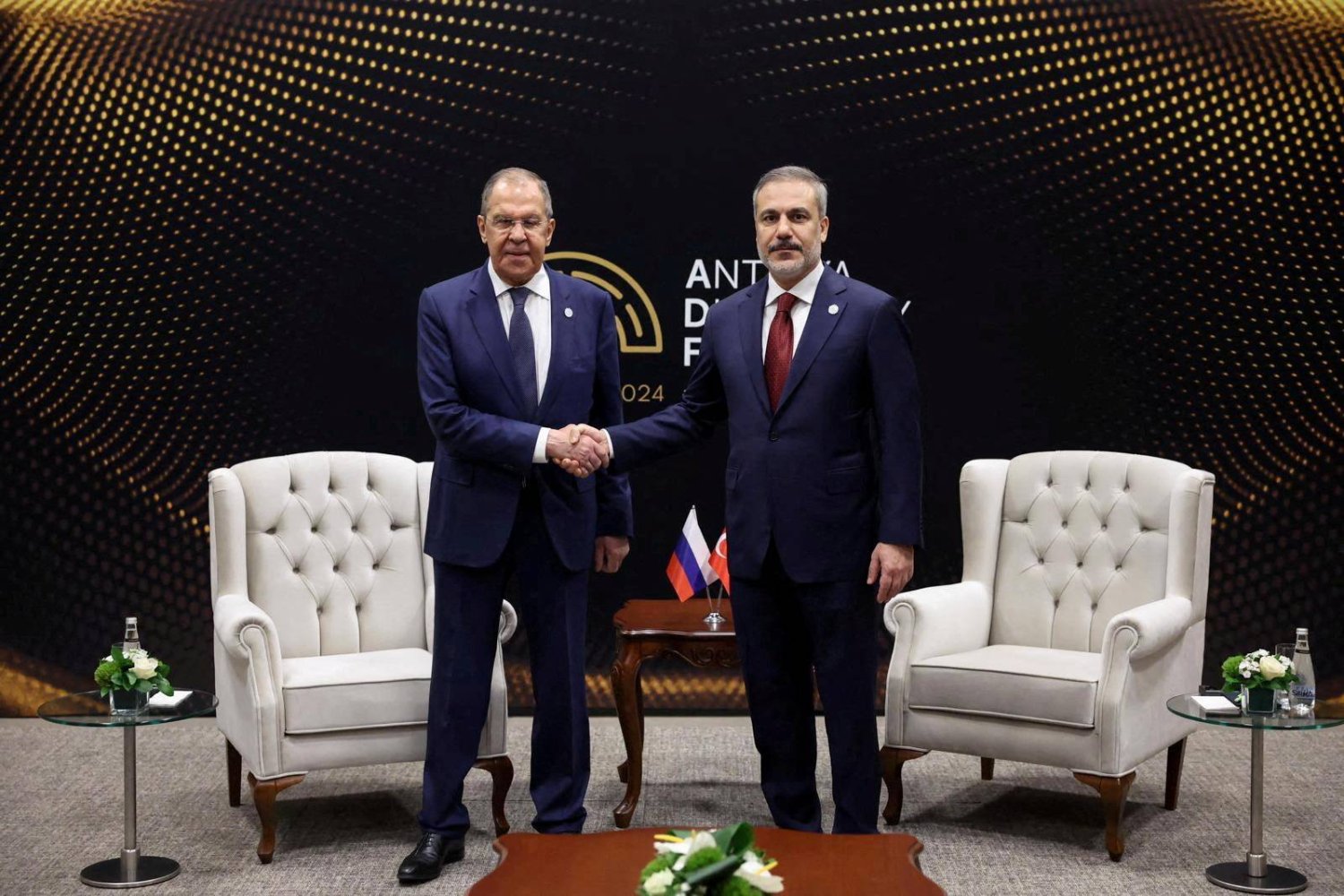 اجتماع وزير الخارجية التركي هاكان فيدان مع نظيره الروسي سيرغي لافروف في أنطاليا (رويترز)