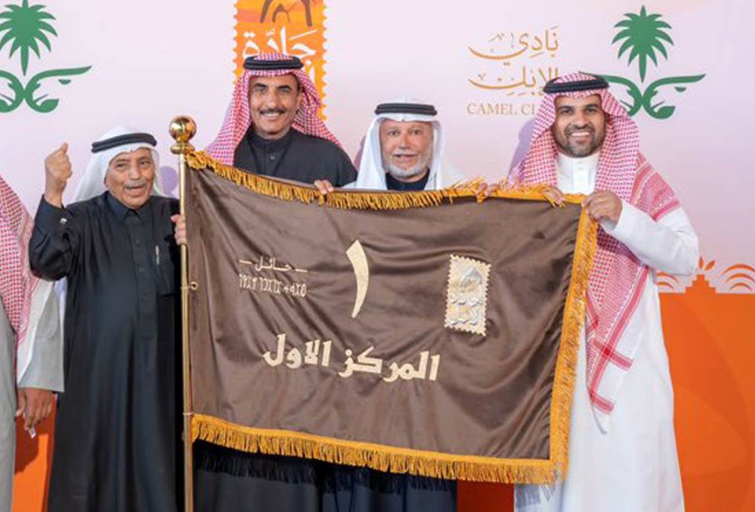 تتويج سعود الصقية بالمركز الأول فئة الجمل خلال توزيع جوائز مهرجان جادة الإبل بحائل (الشرق الأوسط)