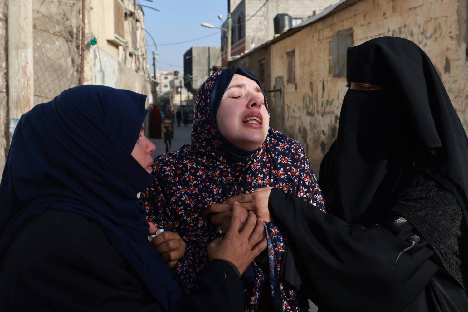 رانيا أبو عنزة تنتحب بعد مقتل طفليها الرضيعين بغارة إسرائيلية جوية اليوم (أ.ف.ب)