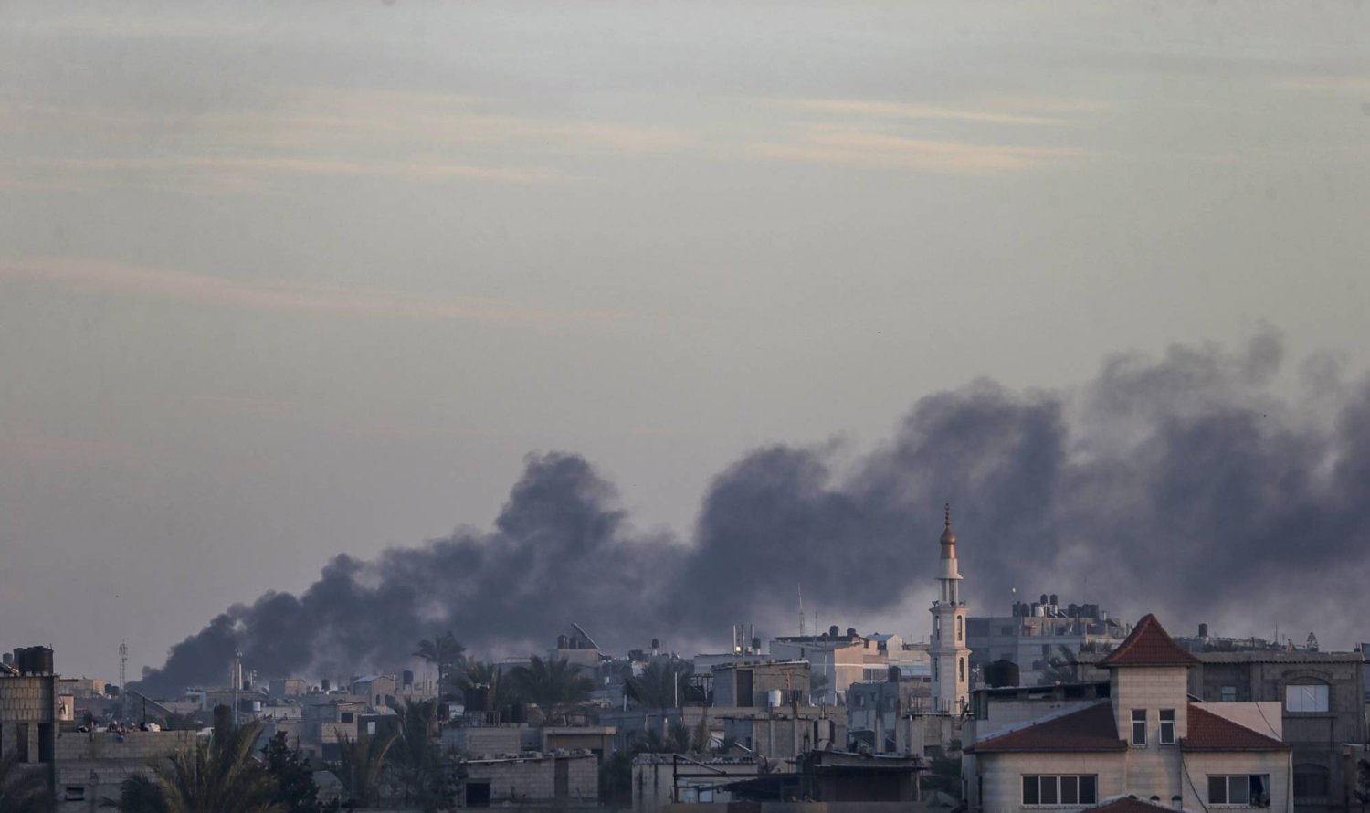 تصاعد الدخان جراء الغارات الإسرائيلية على قطاع غزة (إ.ب.أ)