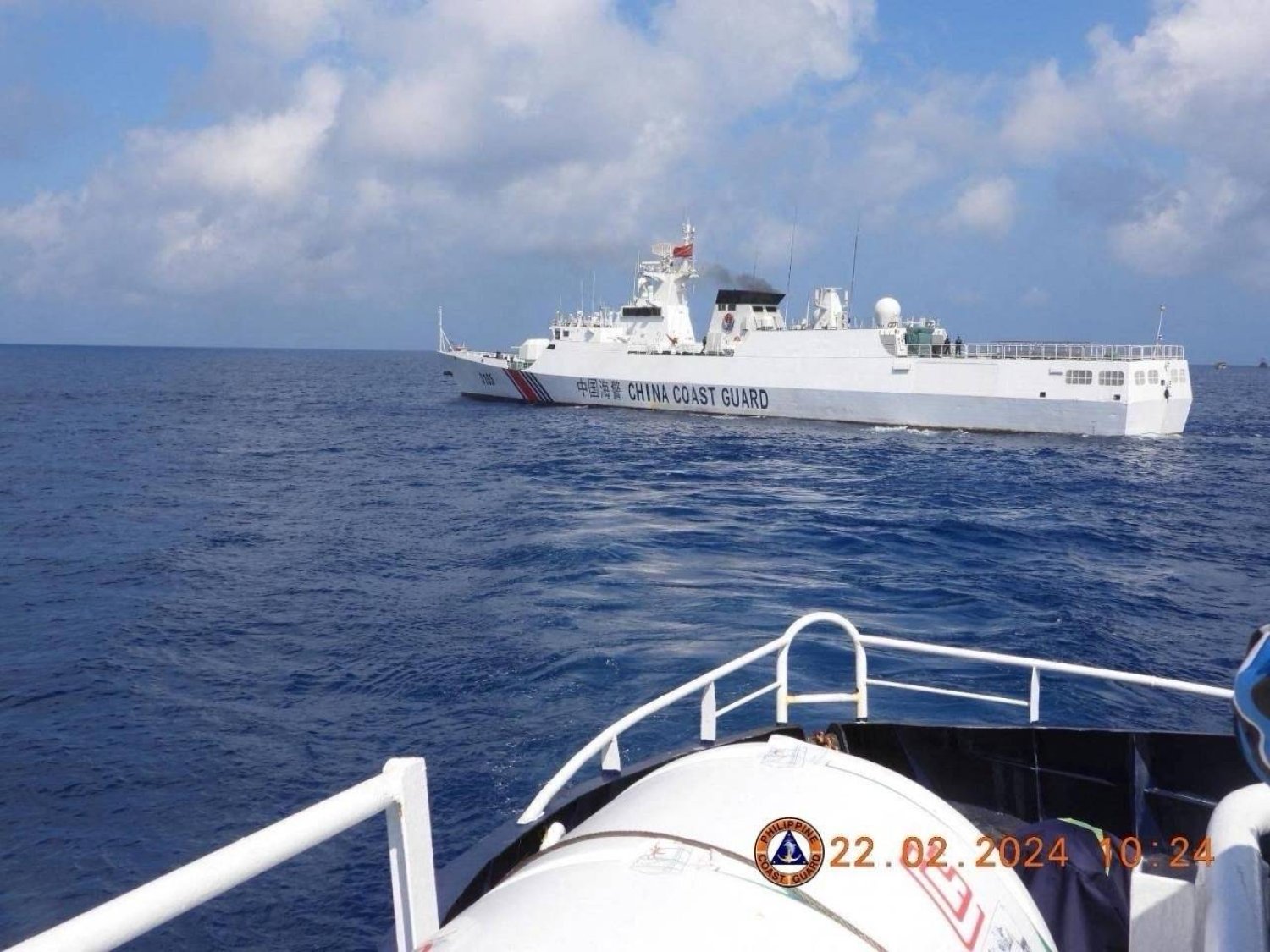 صورة التقطها خفر السواحل الفلبيني في 22 فبراير الماضي لزورق صيني في بحر الصين الجنوبي (أ.ف.ب)