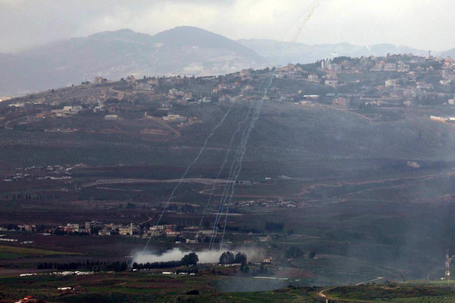 الدخان يتصاعد من قرية عرب اللويزة جنوب لبنان بعد القصف الإسرائيلي أمس (إ.ب.أ)