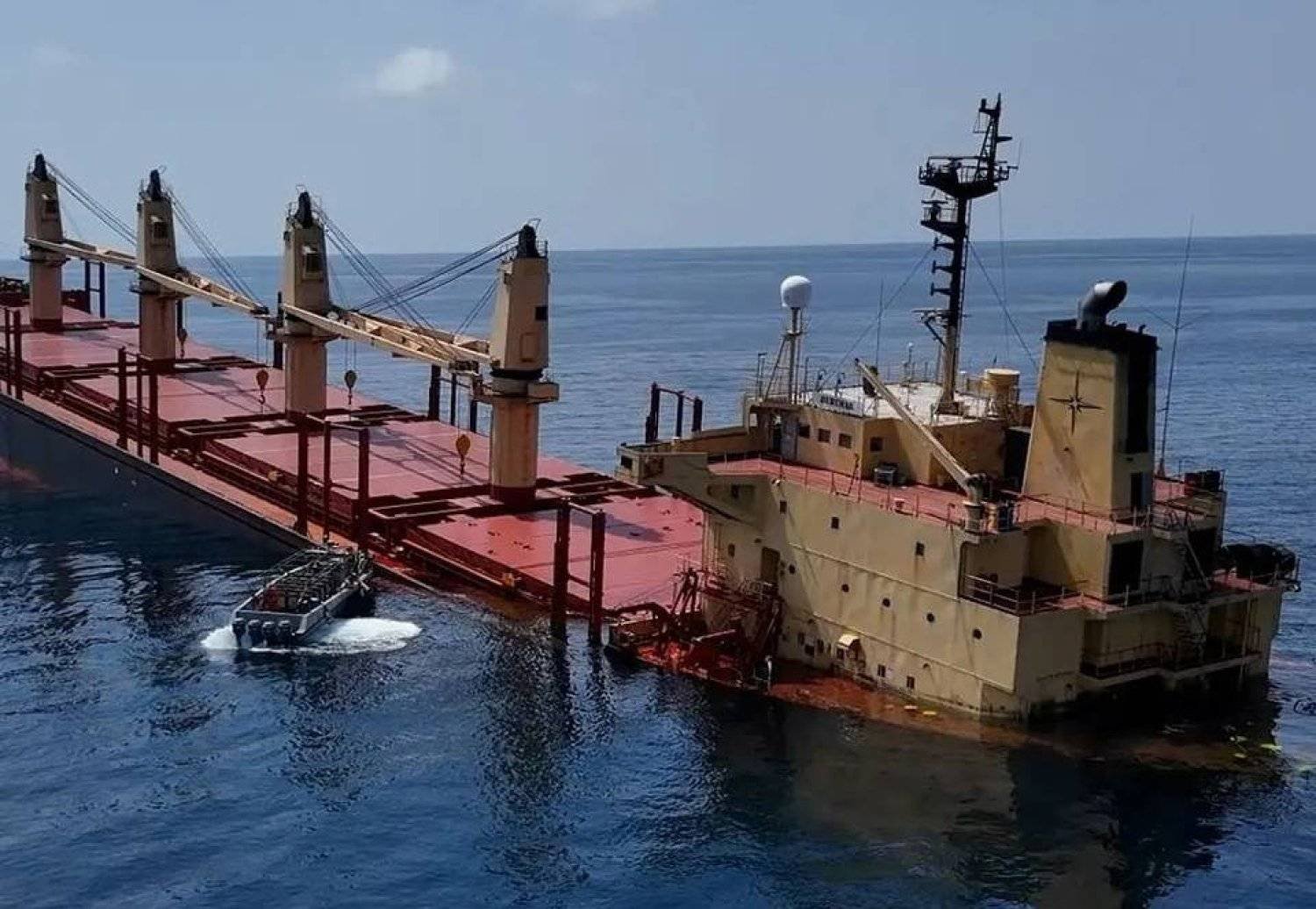 صورة أخرى للسفينة البريطانية «روبيمار» قبل غرقها في البحر الأحمر جراء الهجوم الحوثي (تلفزيون الجمهورية)